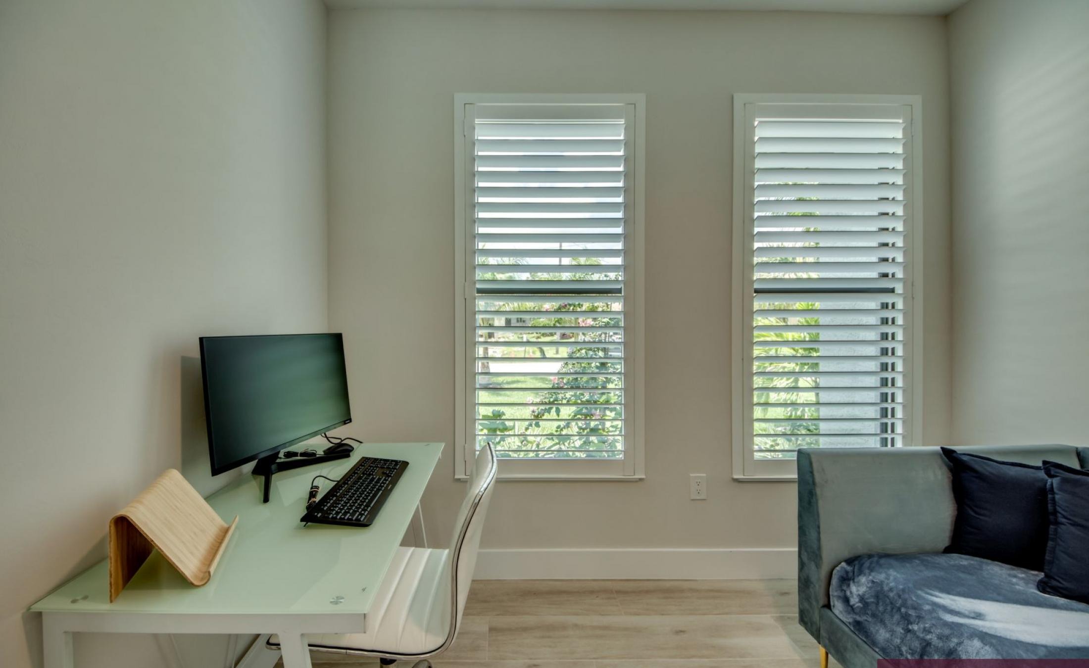 Beheizter Pool mit Spa auf sonnigem Pooldeck am Kanal mit Bootsdock und Lift.