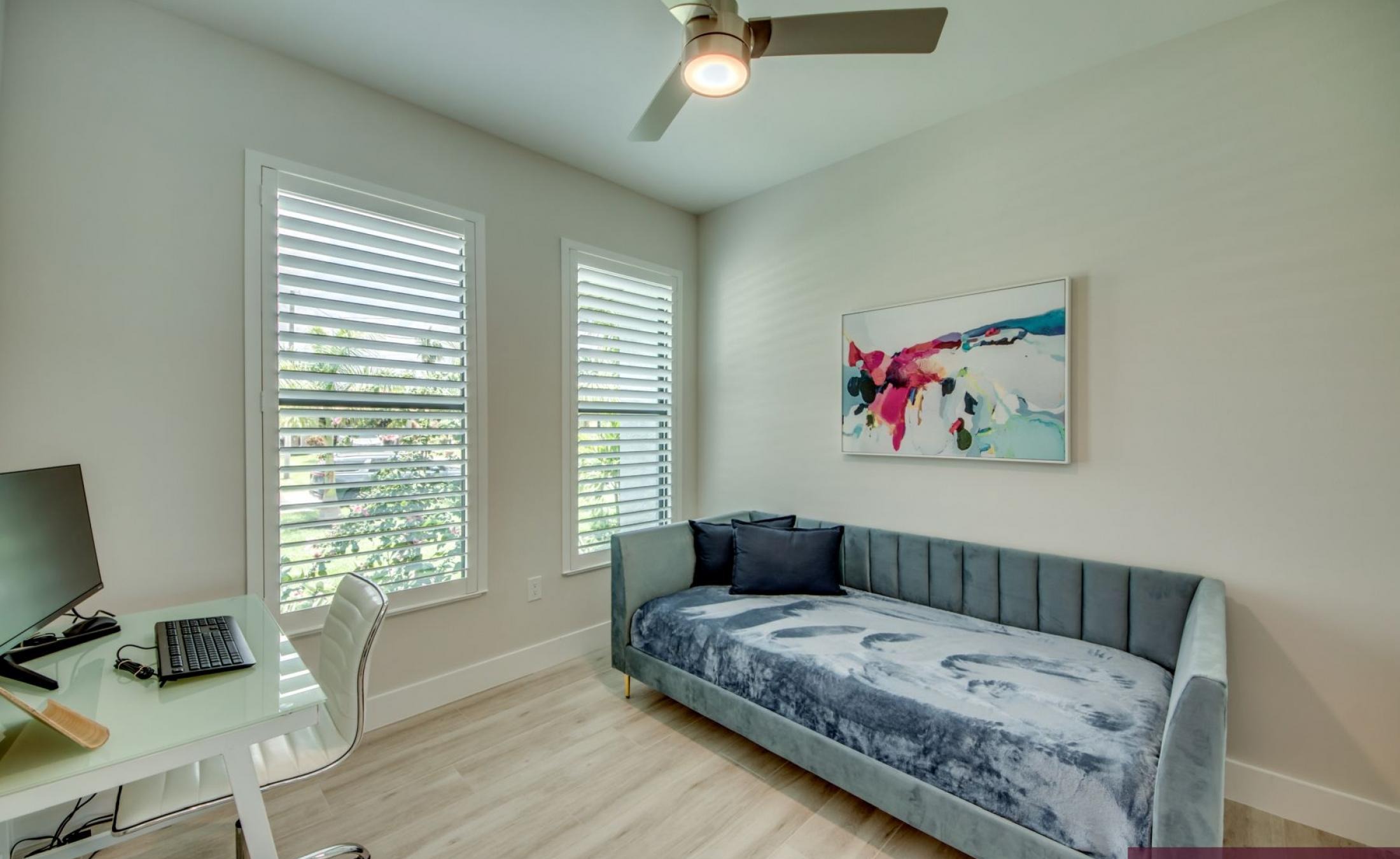 Beheizter Pool mit Spa auf sonnigem Pooldeck am Kanal mit Bootsdock und Lift.