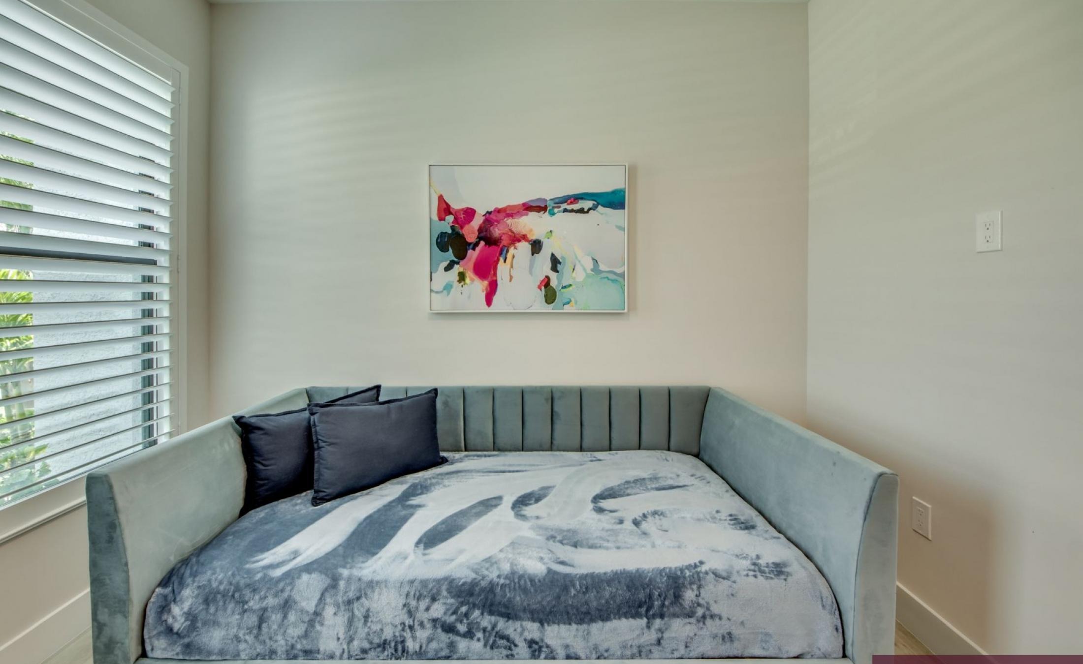 Beheizter Pool mit Spa auf sonnigem Pooldeck am Kanal mit Bootsdock und Lift.