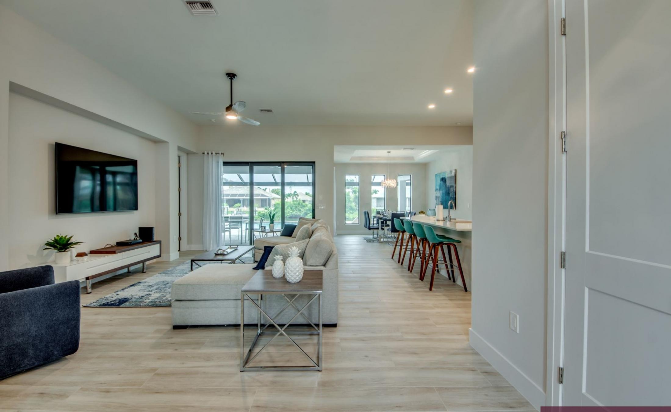 Beheizter Pool mit Spa auf sonnigem Pooldeck am Kanal mit Bootsdock und Lift.