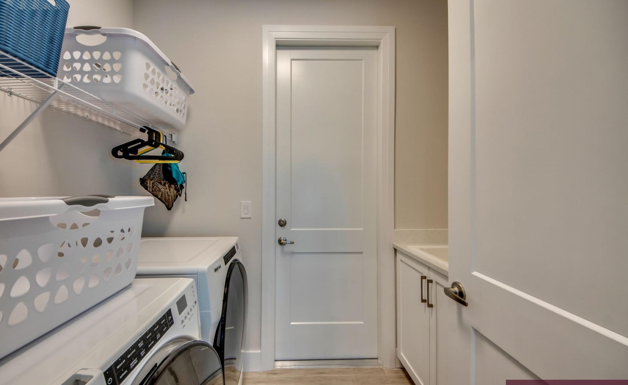 Beheizter Pool mit Spa auf sonnigem Pooldeck am Kanal mit Bootsdock und Lift.