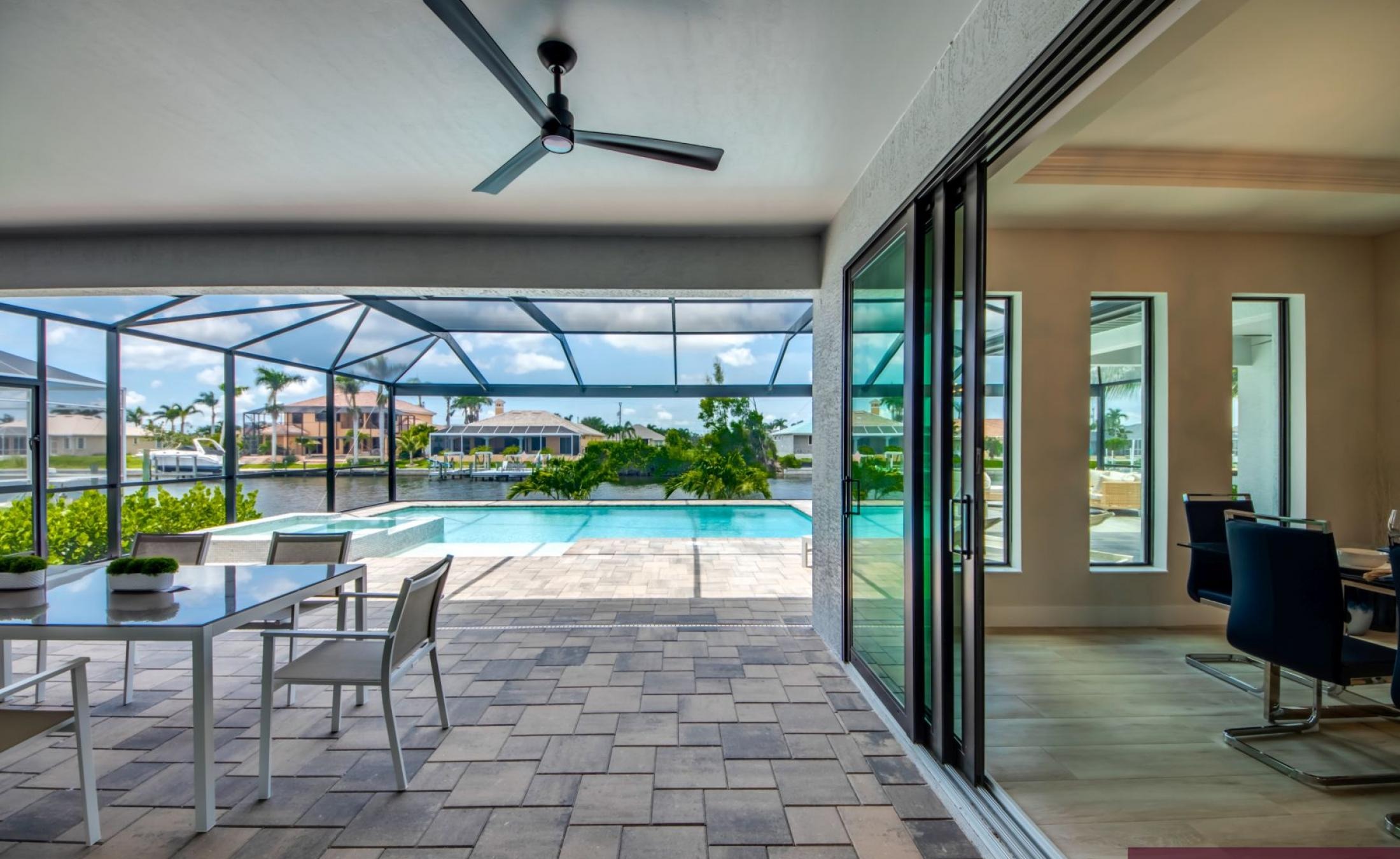 Beheizter Pool mit Spa auf dem Pooldeck mit Blick auf den Kanal und Bootsdock.