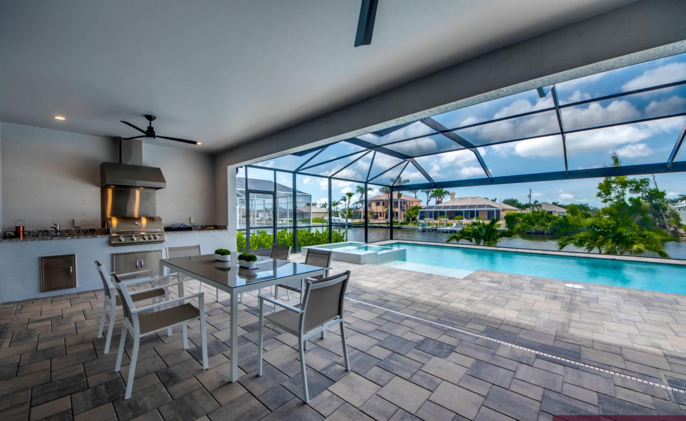 Beheizter Pool mit Spa auf dem Pooldeck mit Blick auf den Kanal und Bootsdock mit Lift.