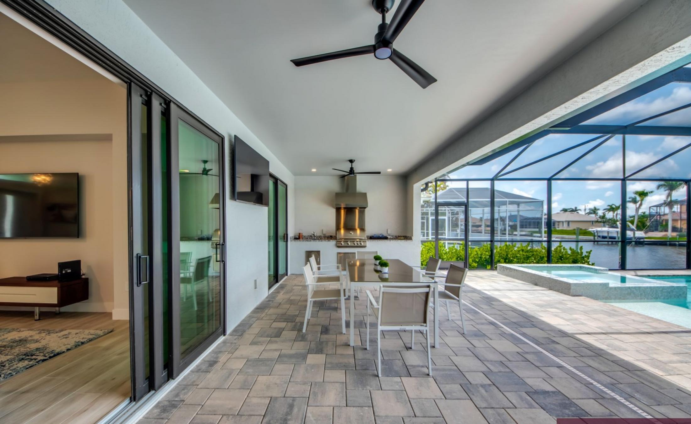 Südwestlich ausgerichtetes Pooldeck mit beheiztem Pool und Spa am Kanal.