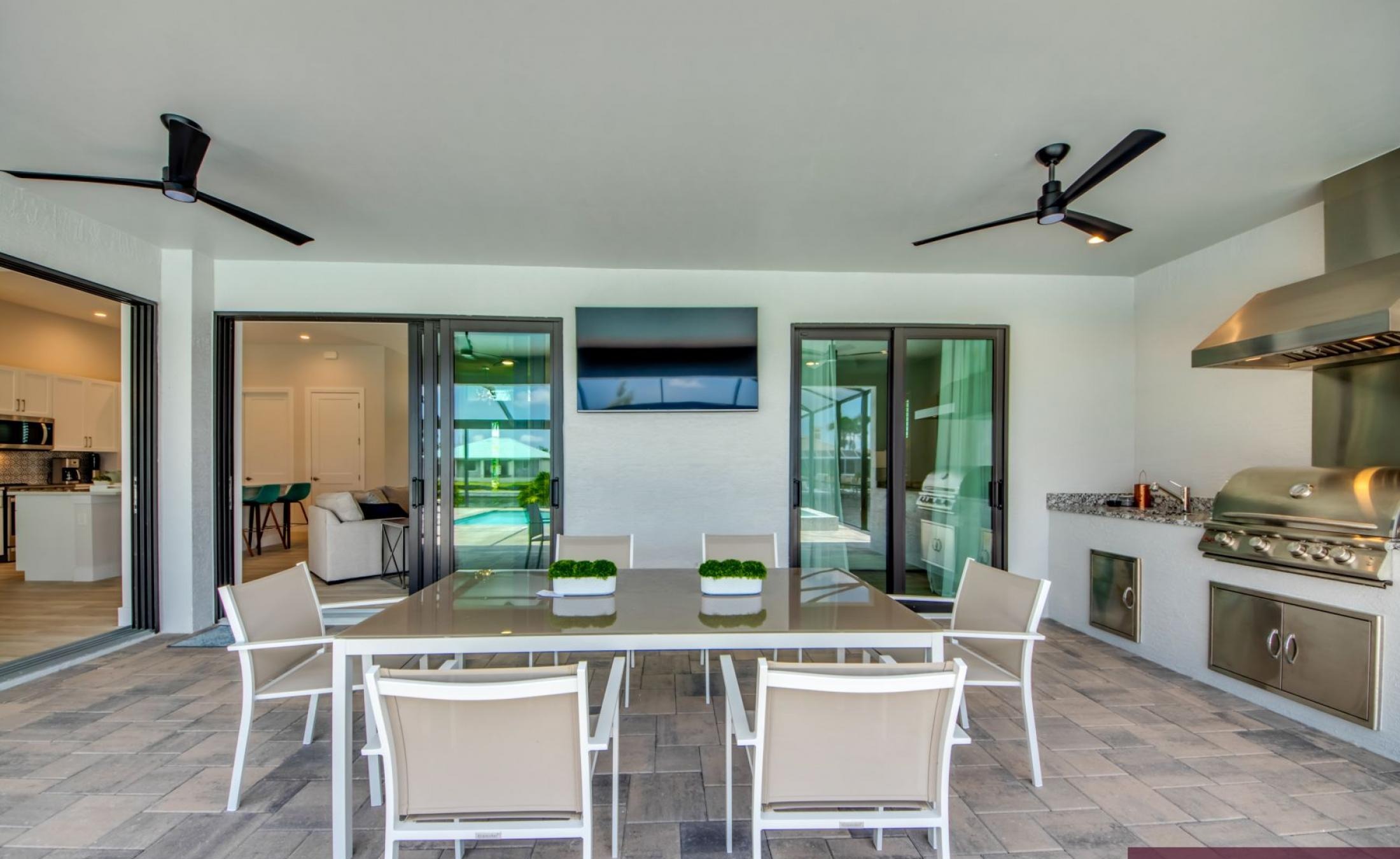 Beheizter Pool mit Spa auf sonnigem Pooldeck am Kanal mit Bootsdock und Lift.