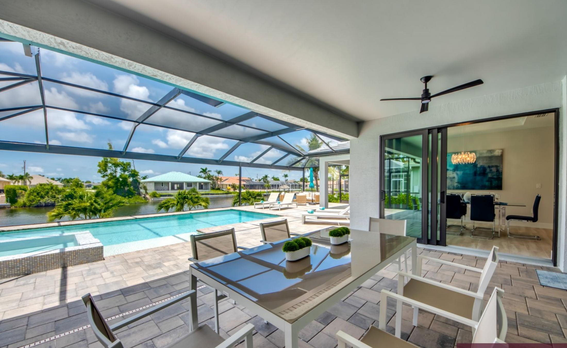 Beheizter Pool mit Spa auf dem Pooldeck am Kanal mit Bootsdock und Lift.