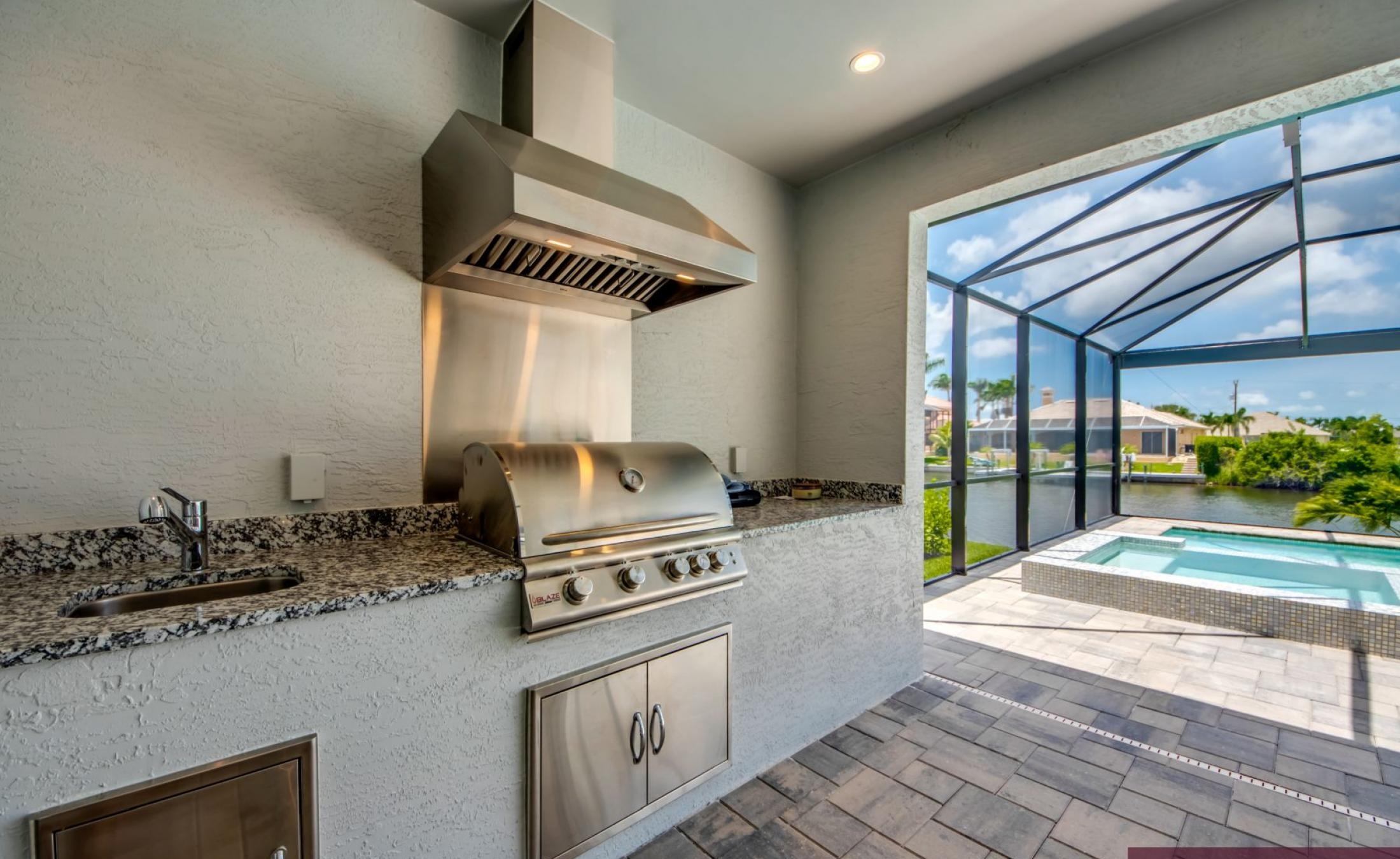 Beheizter Pool mit Spa auf dem Pooldeck am Kanal mit Bootsdock und Lift.