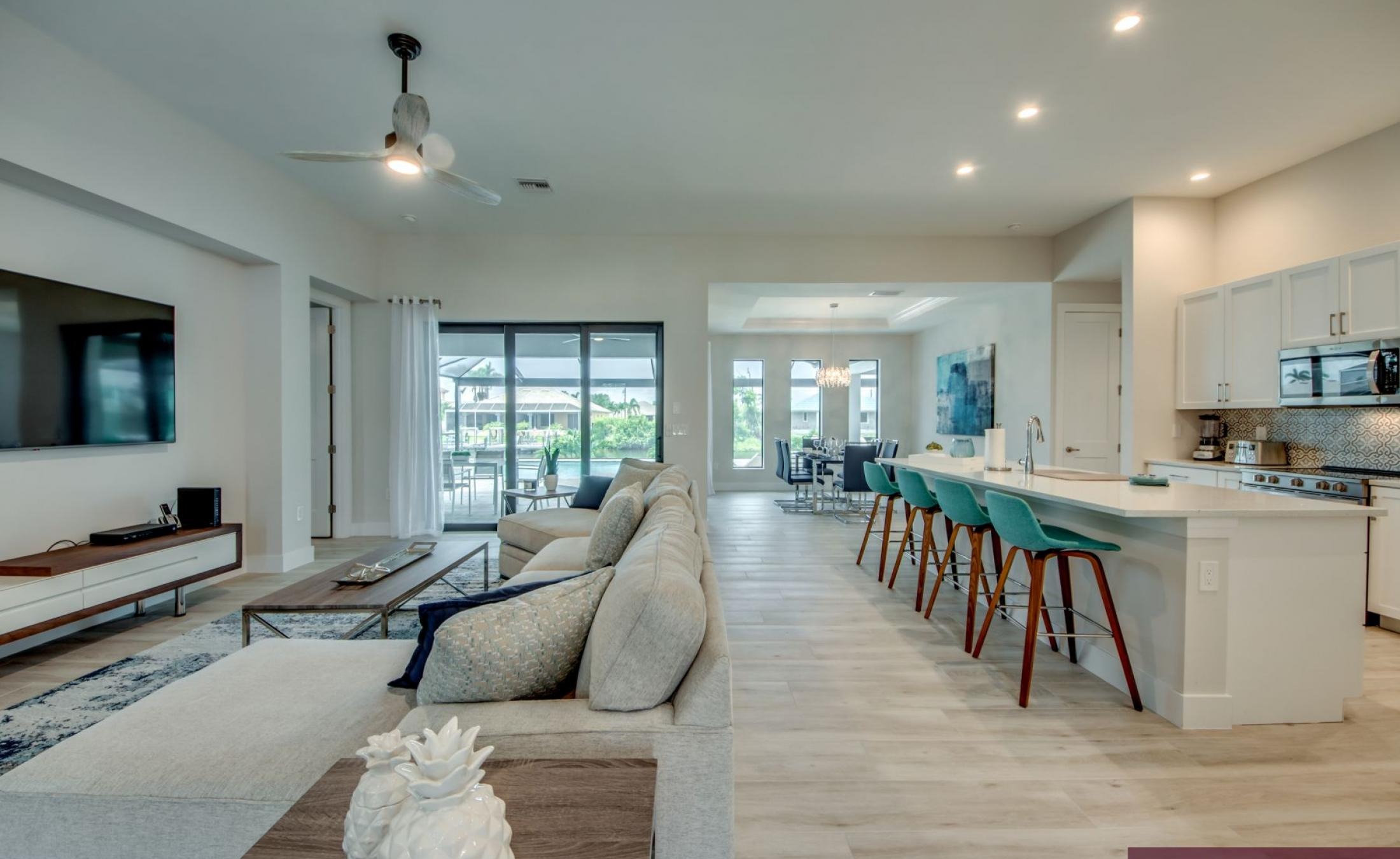 Beheizter Pool mit integriertem Spa auf sonnigem Pooldeck am Kanal.