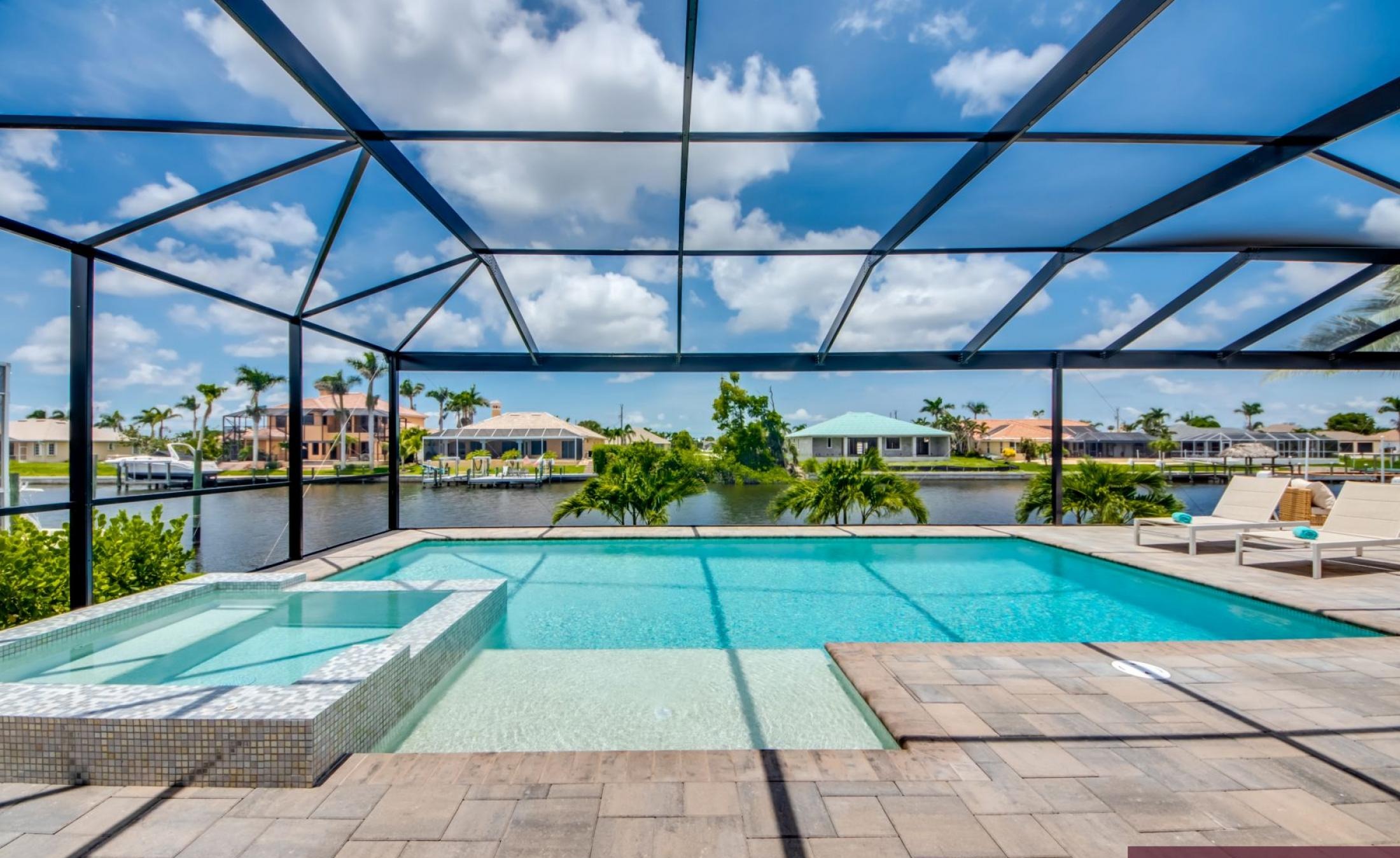 Beheizter Pool mit Spa auf dem Pooldeck am Kanal mit Bootsdock und Lift.