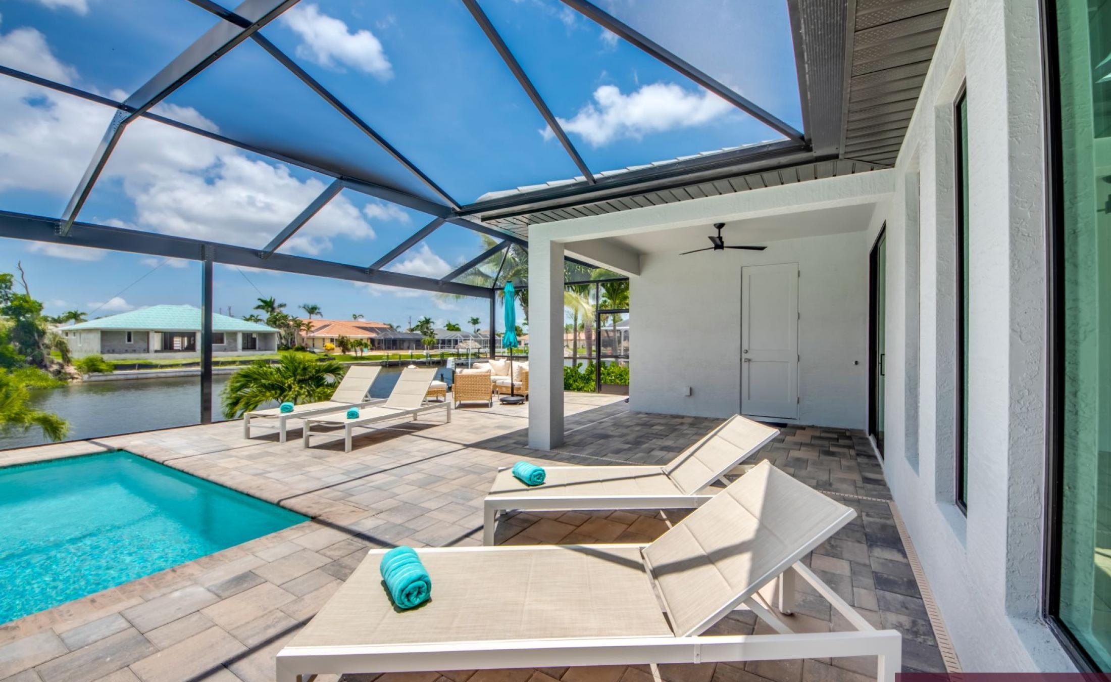 Beheizter Pool mit Spa auf sonnigem Pooldeck am Kanal mit Bootsdock und Lift.