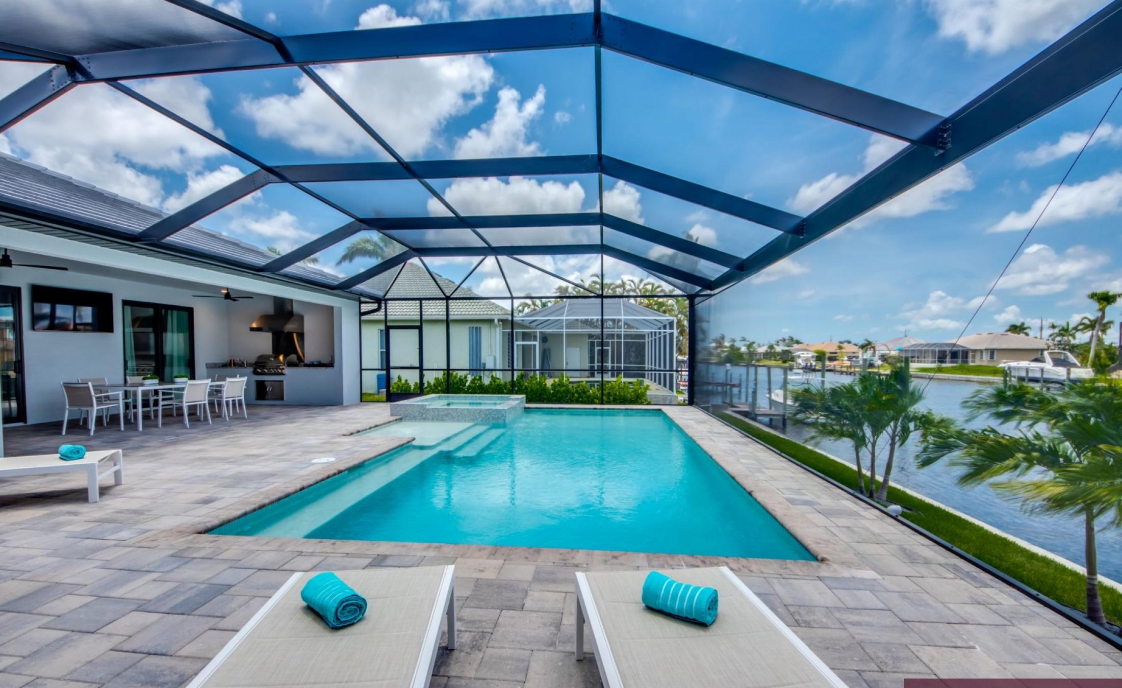 Beheizter Pool mit Spa und Sonnendeck am Kanal mit Bootsdock und Lift.