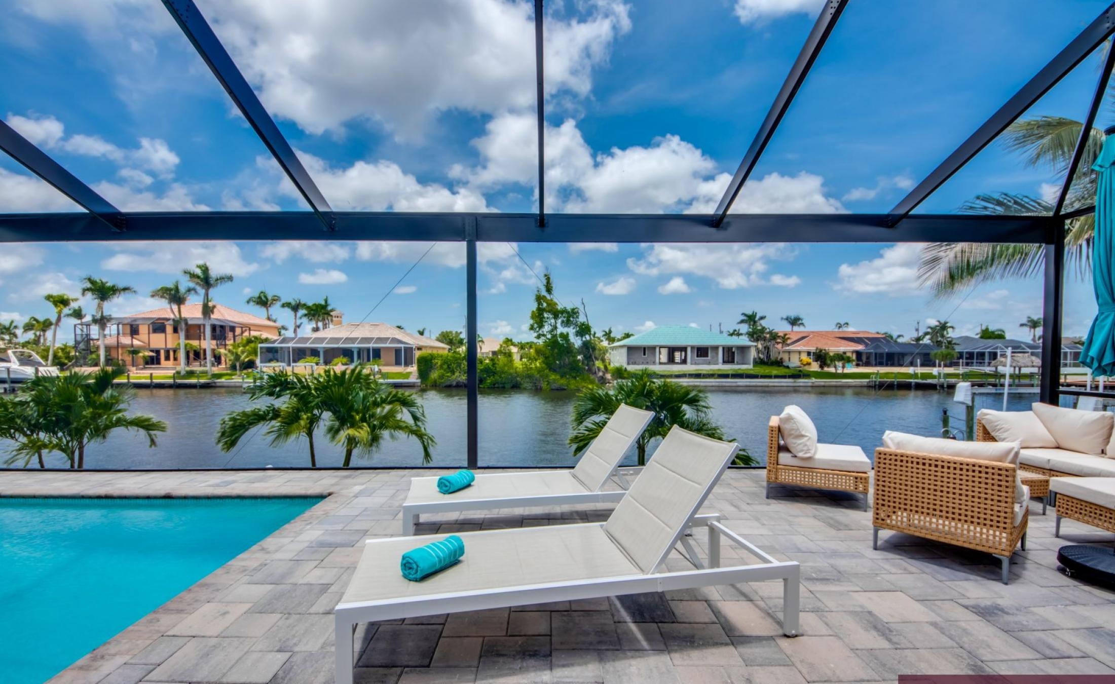 Beheizter Pool mit Spa auf dem sonnigen Pooldeck direkt am Kanal mit Bootsdock und Lift.