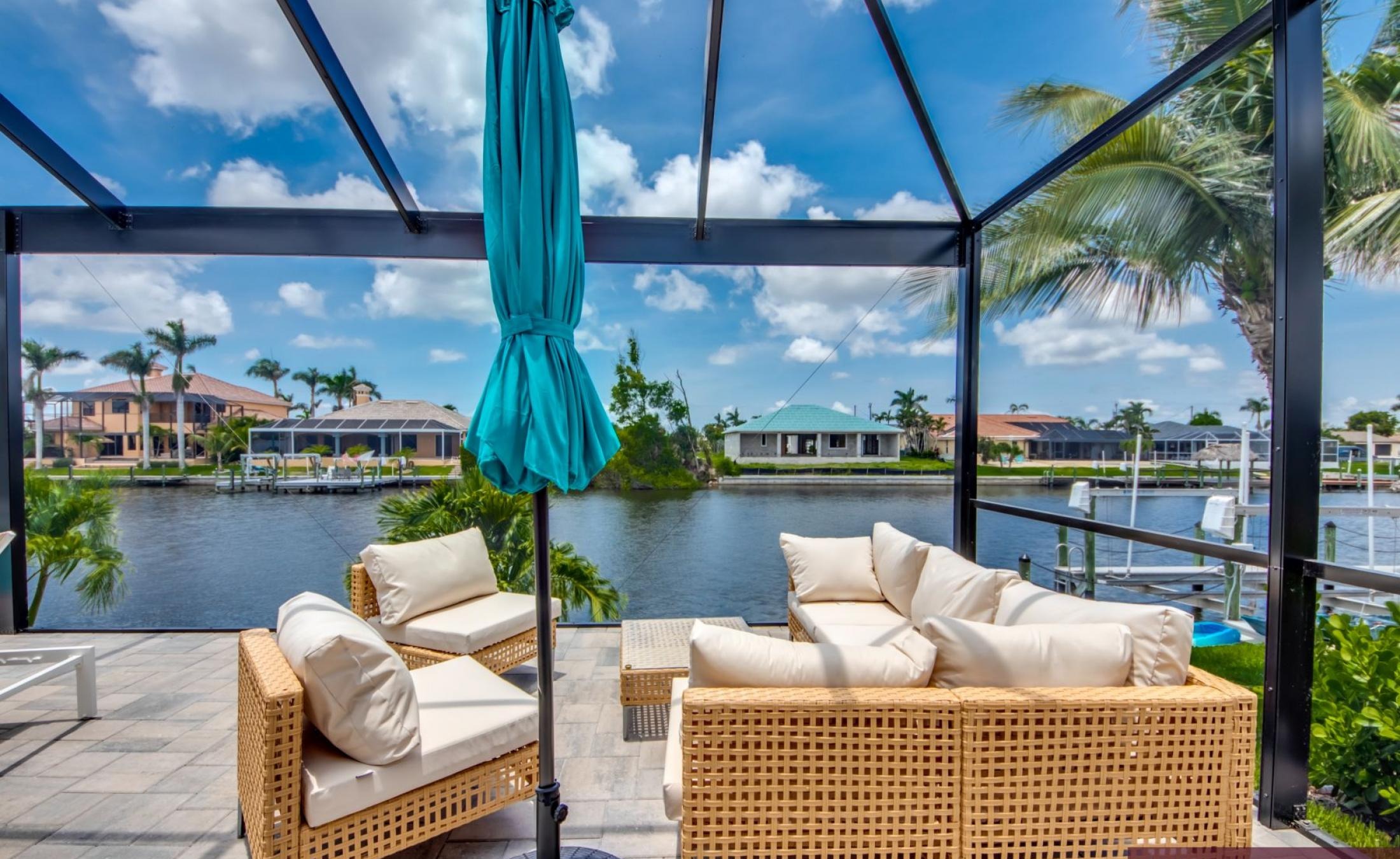 Beheizter Pool mit Spa auf sonnigem Pooldeck am Kanal mit Bootsdock und Lift.