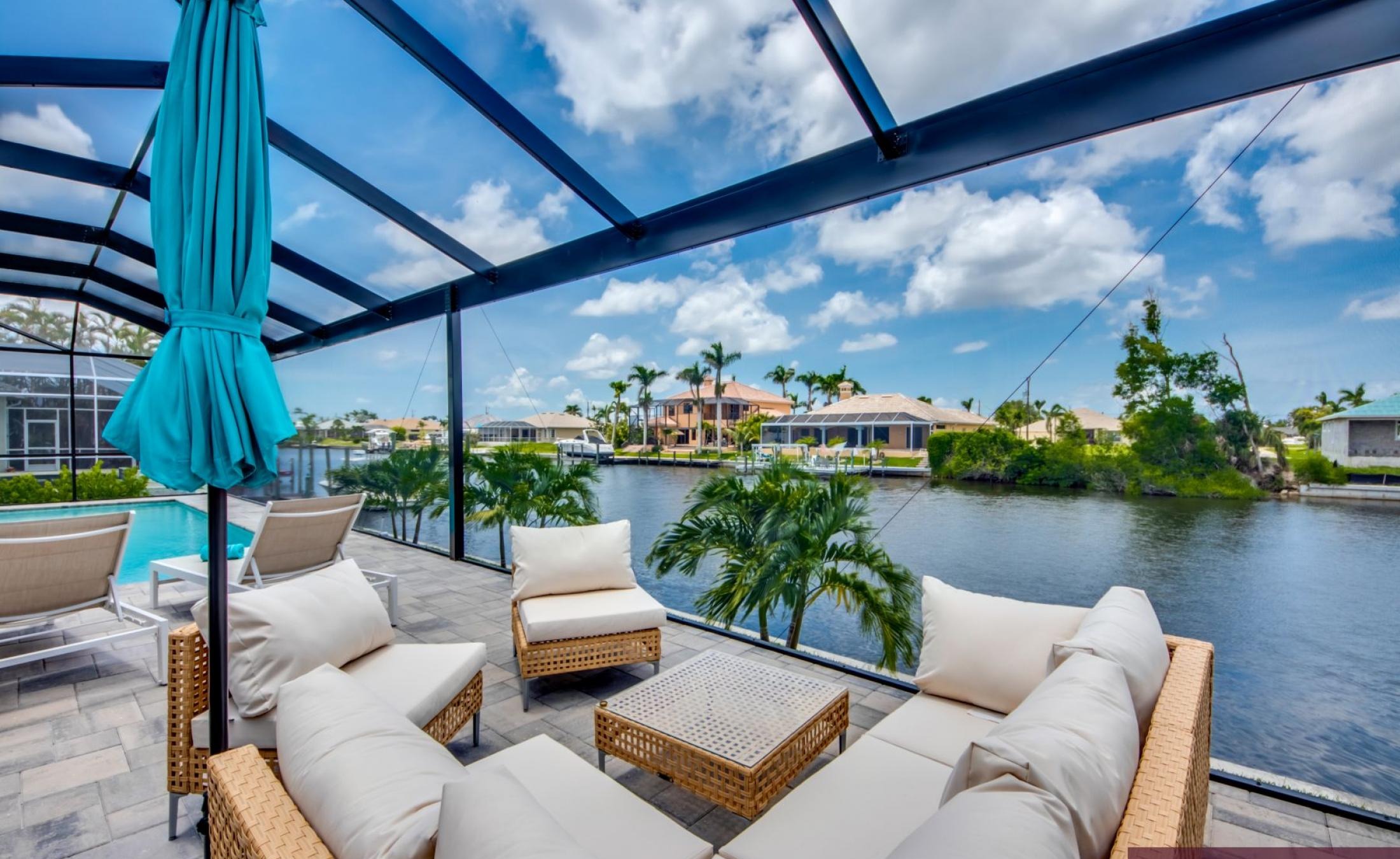 Beheizter Pool mit Spa auf dem sonnigen Pooldeck am Kanal.