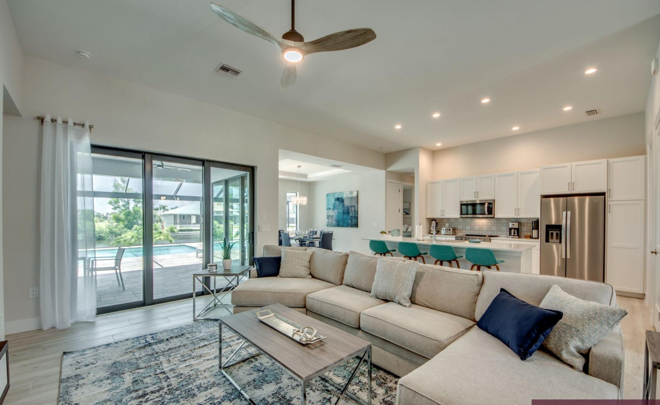 Beheizter Pool mit Spa auf sonnigem Pooldeck am Kanal mit Bootsdock und Lift.