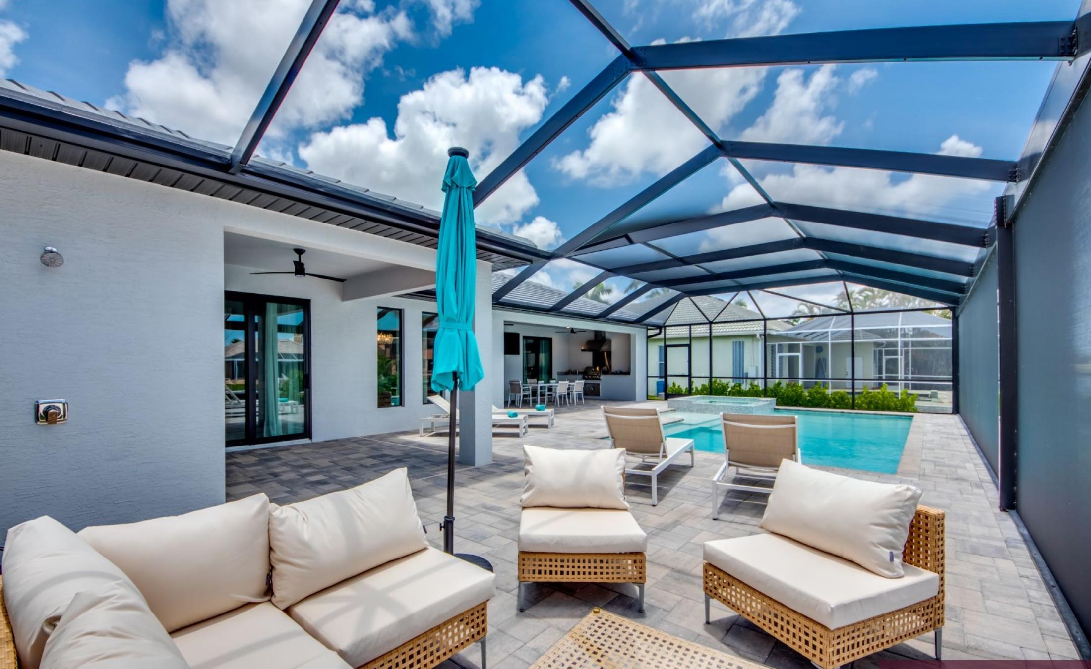 Beheizter Pool mit Spa auf sonnigem Pooldeck am Kanal mit Bootsdock und Lift.