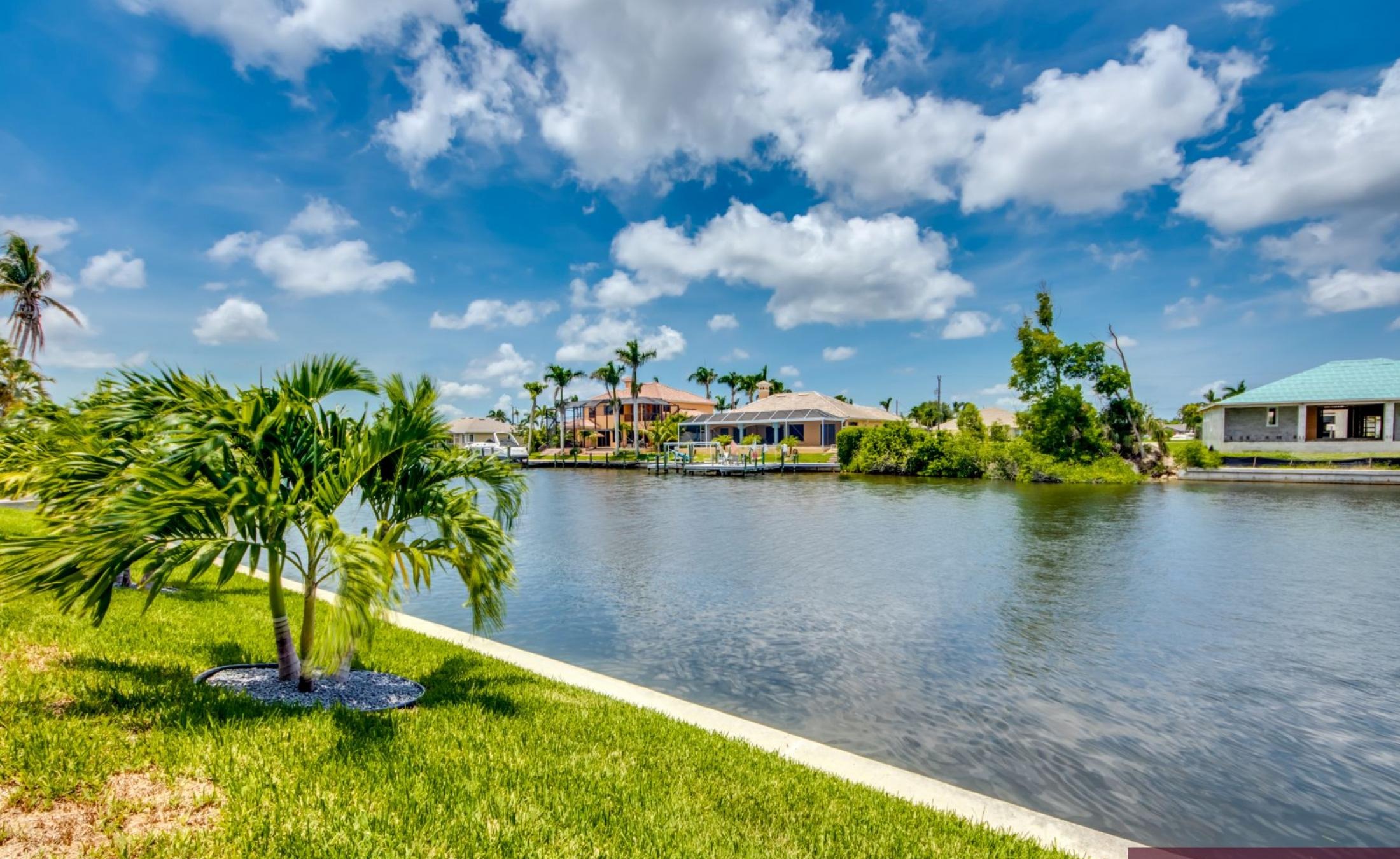 Beheizter Pool mit Spa auf sonnigem Pooldeck direkt am Kanal mit Bootsdock und Lift.