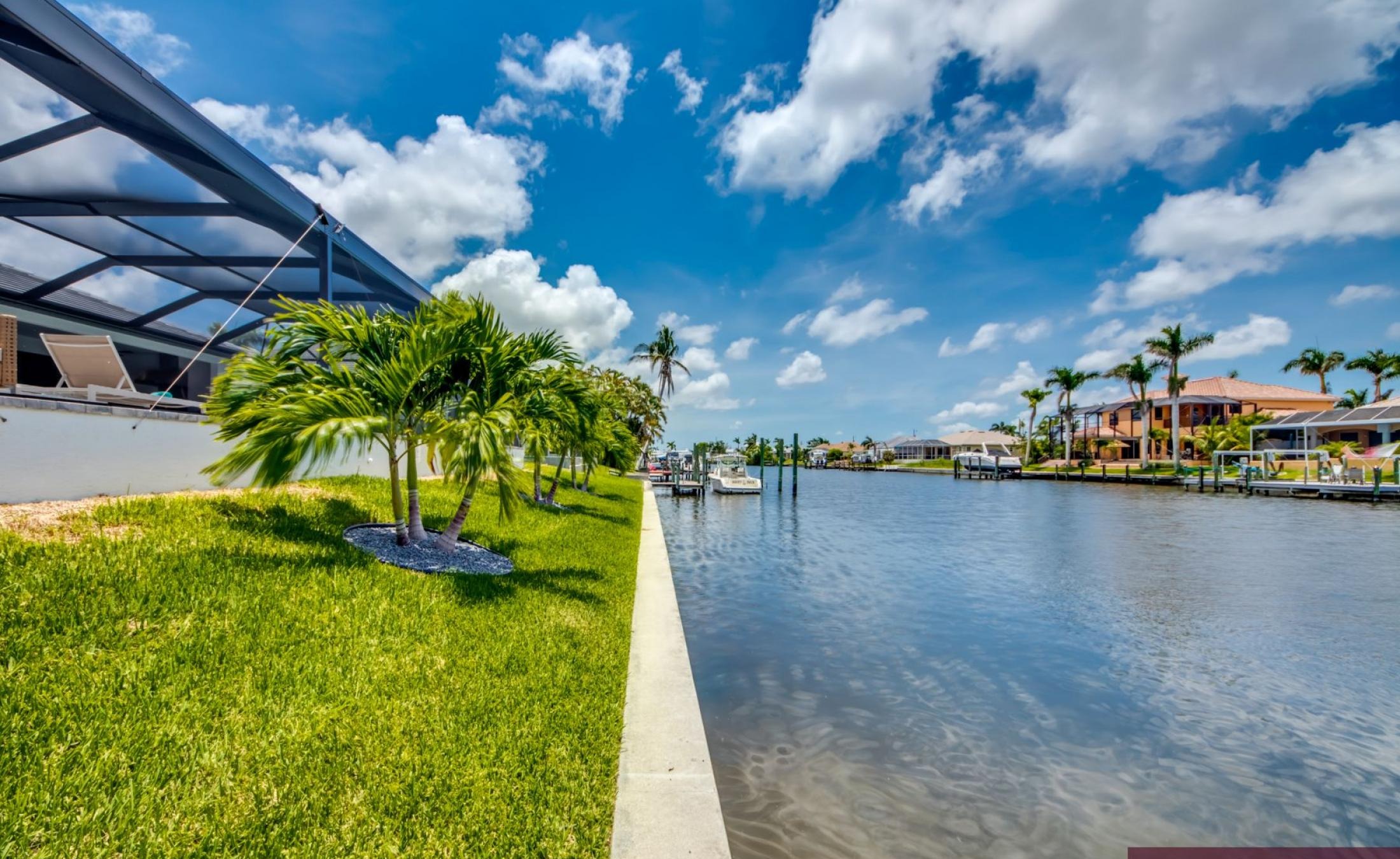 Beheizter Pool mit Spa auf sonnigem Pooldeck am Kanal mit Bootsdock und Lift.