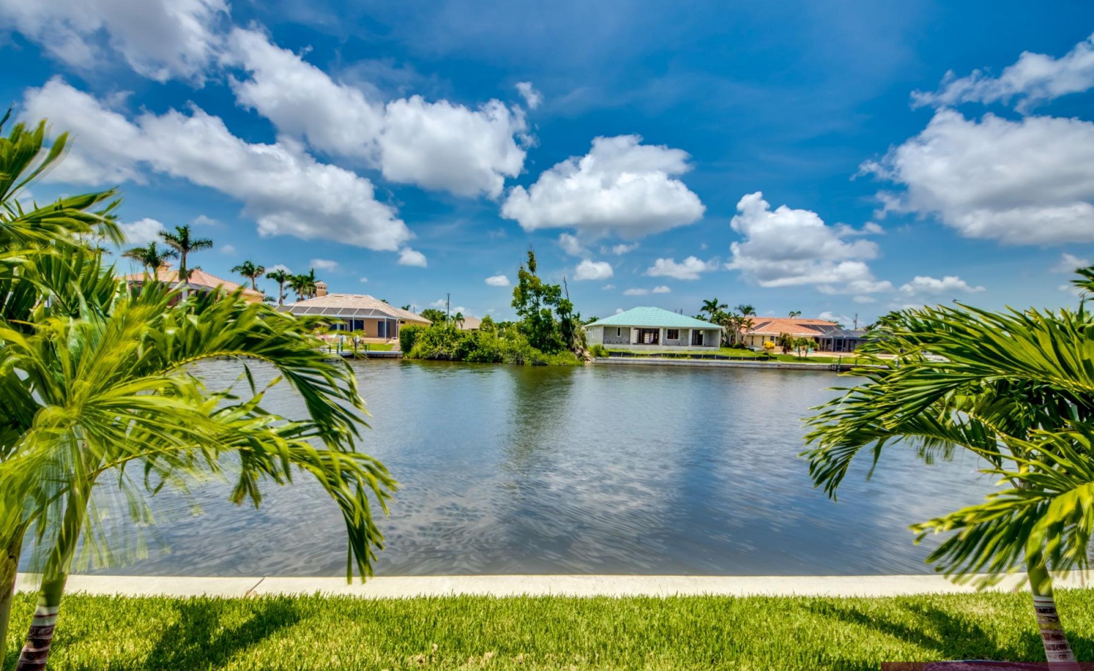 Beheizter Pool mit Spa und Sonnendeck am Kanal mit Bootsdock und Lift.