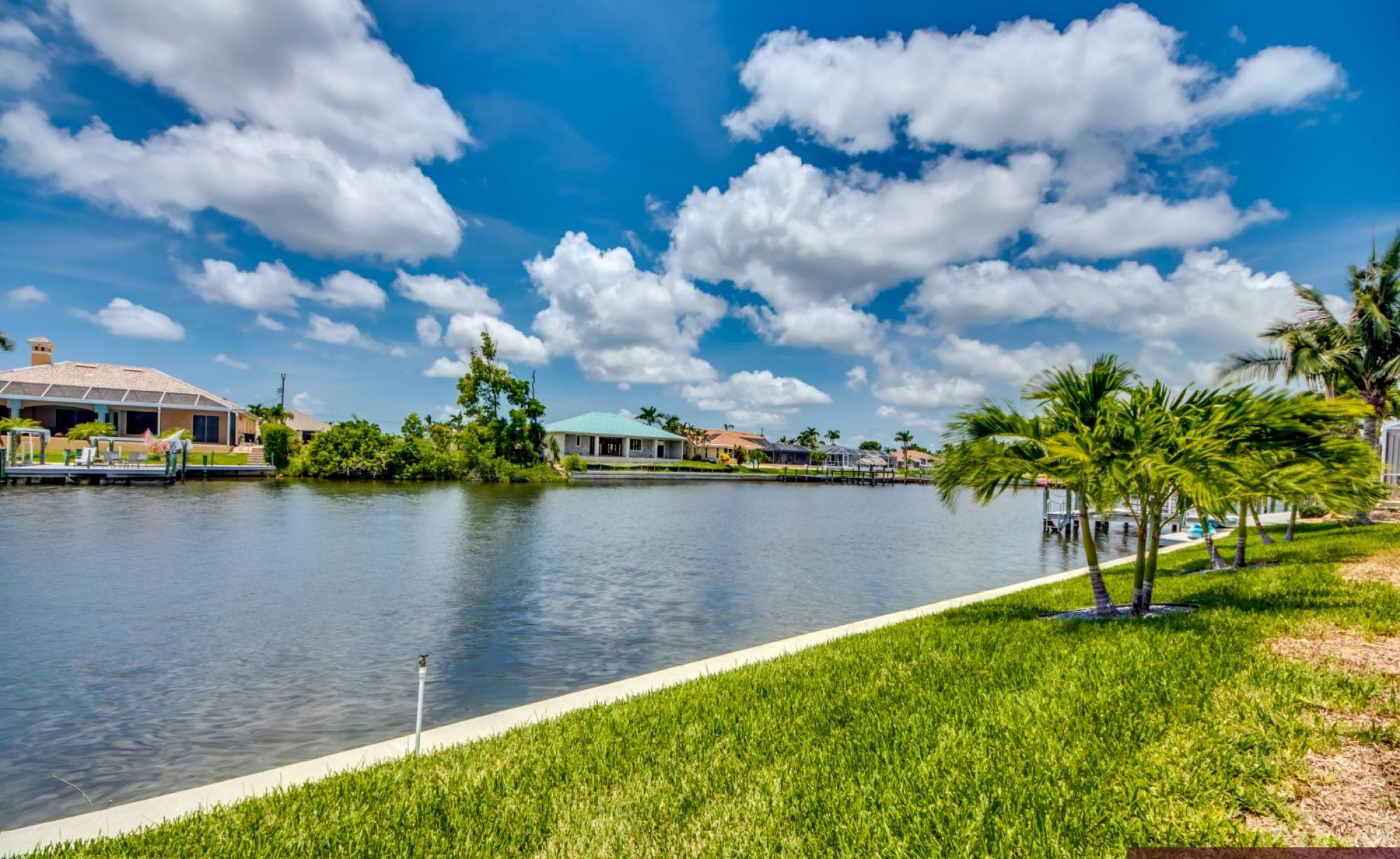 Beheizter Pool mit Spa auf dem sonnigen Pooldeck am Kanal mit Bootsdock und Lift.