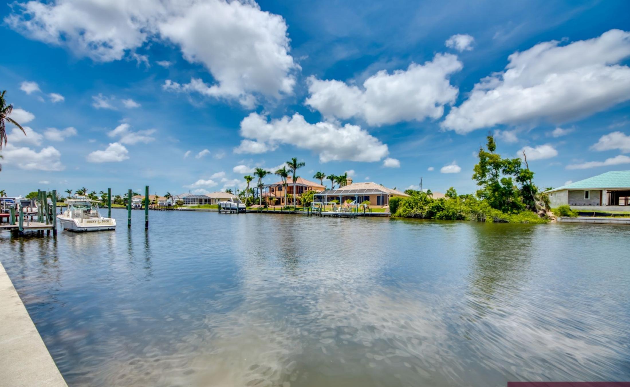 Beheizter Pool mit Spa auf sonnigem Pooldeck am Kanal mit Bootsdock und Lift.