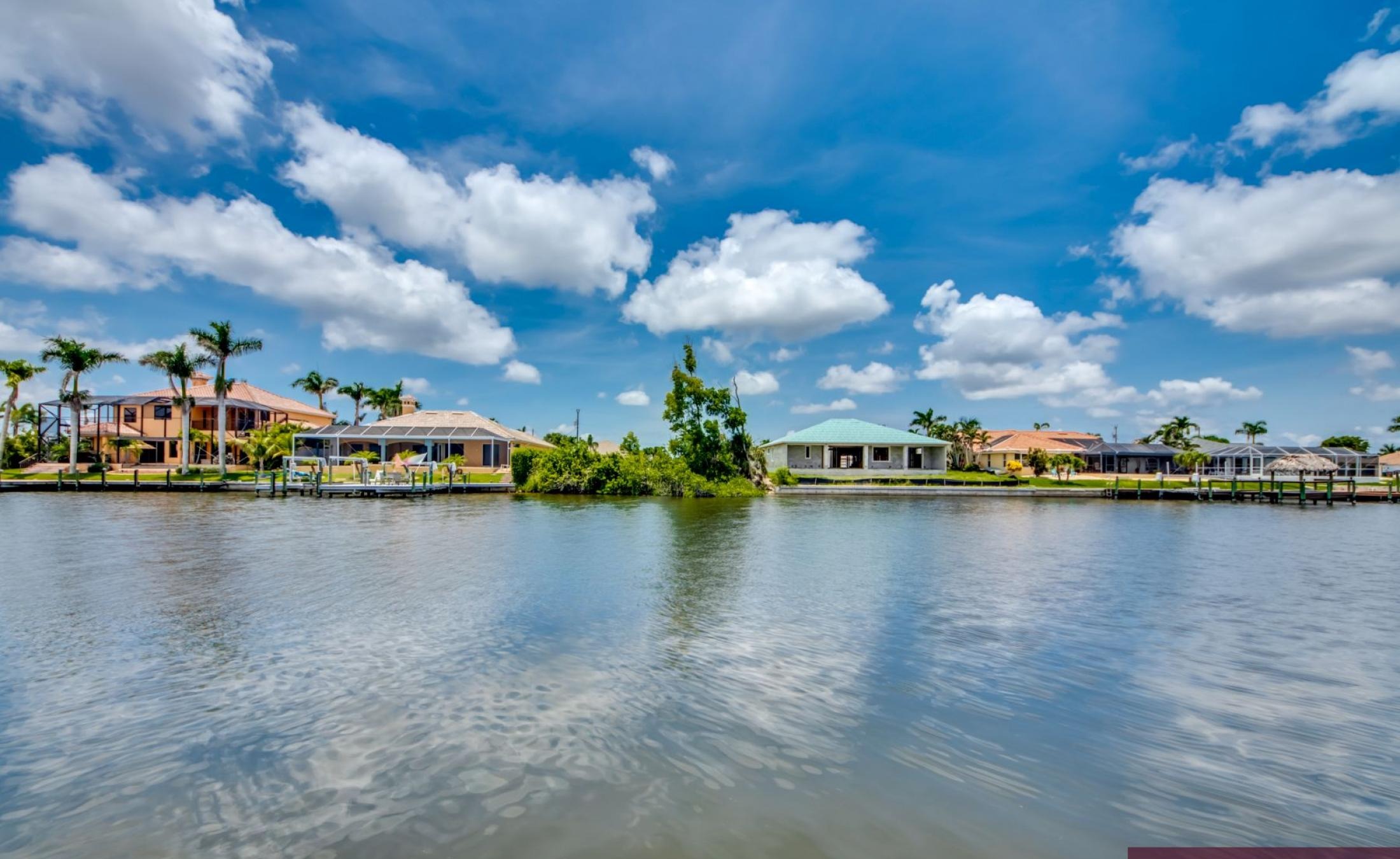 Beheizter Pool mit Spa auf dem sonnigen Pooldeck am Kanal mit Bootsdock und Lift.
