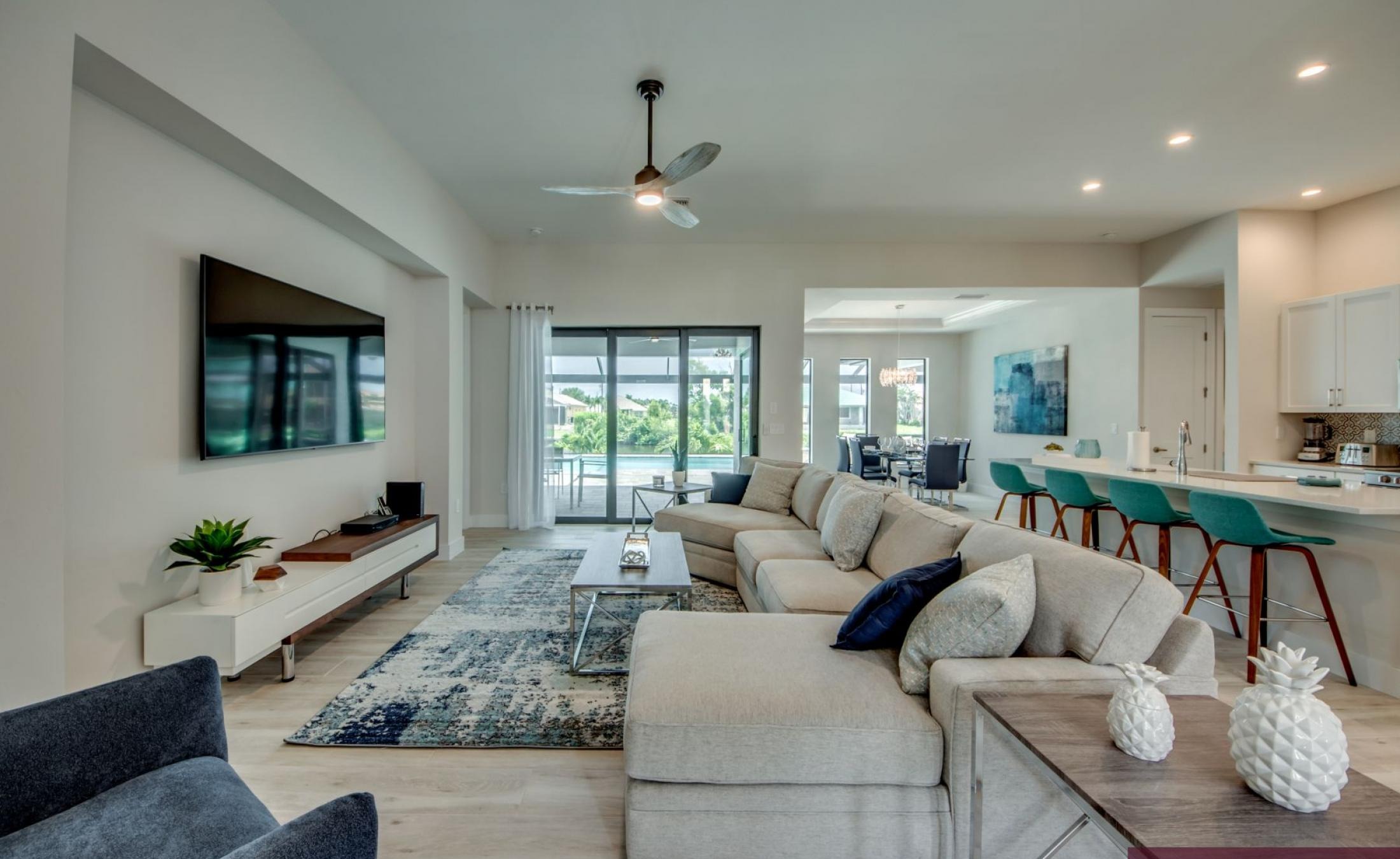 Beheizter Pool mit Spa auf sonnigem Pooldeck am Kanal.