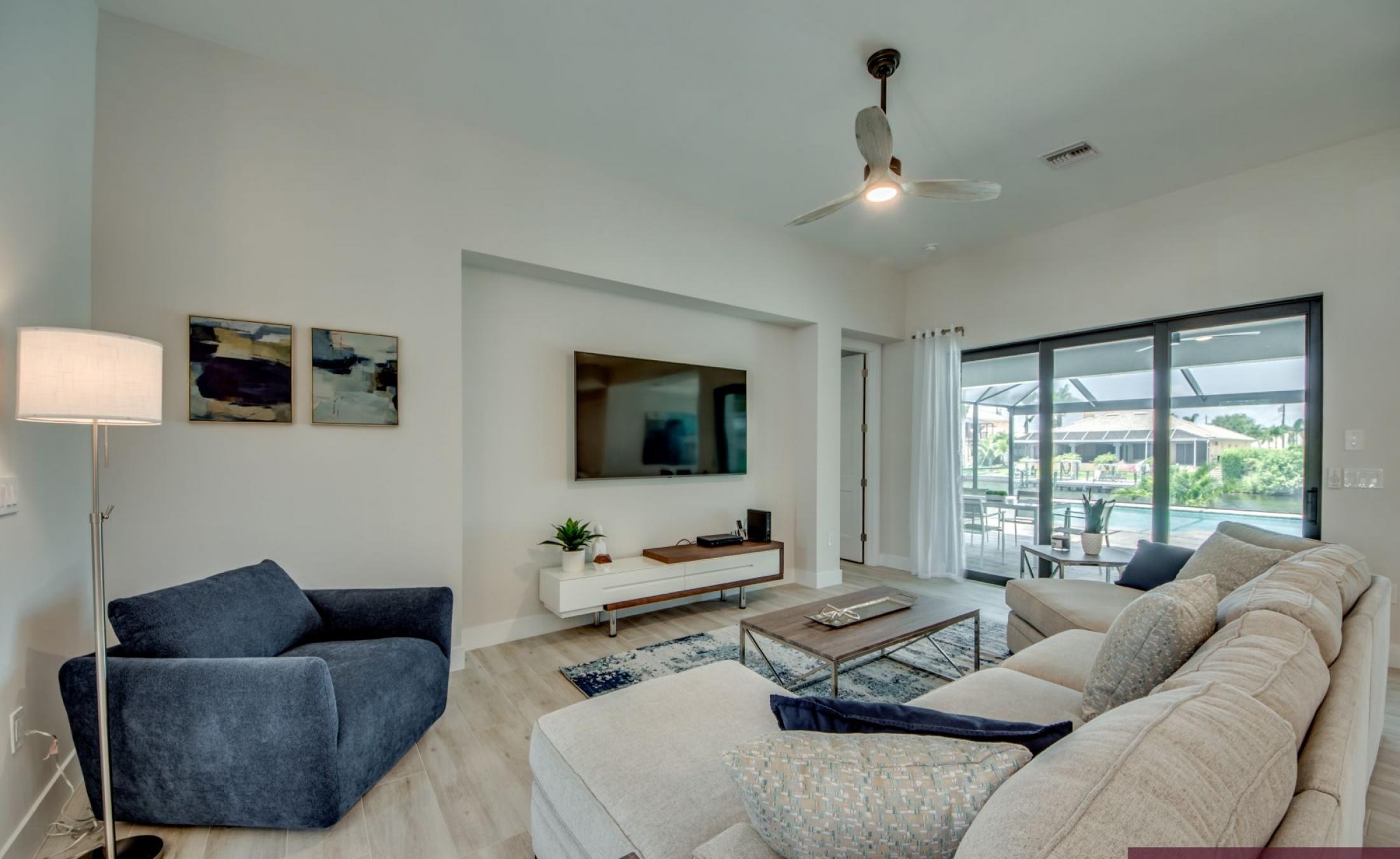 Beheizter Pool mit Spa auf dem sonnigen Pooldeck am Kanal.