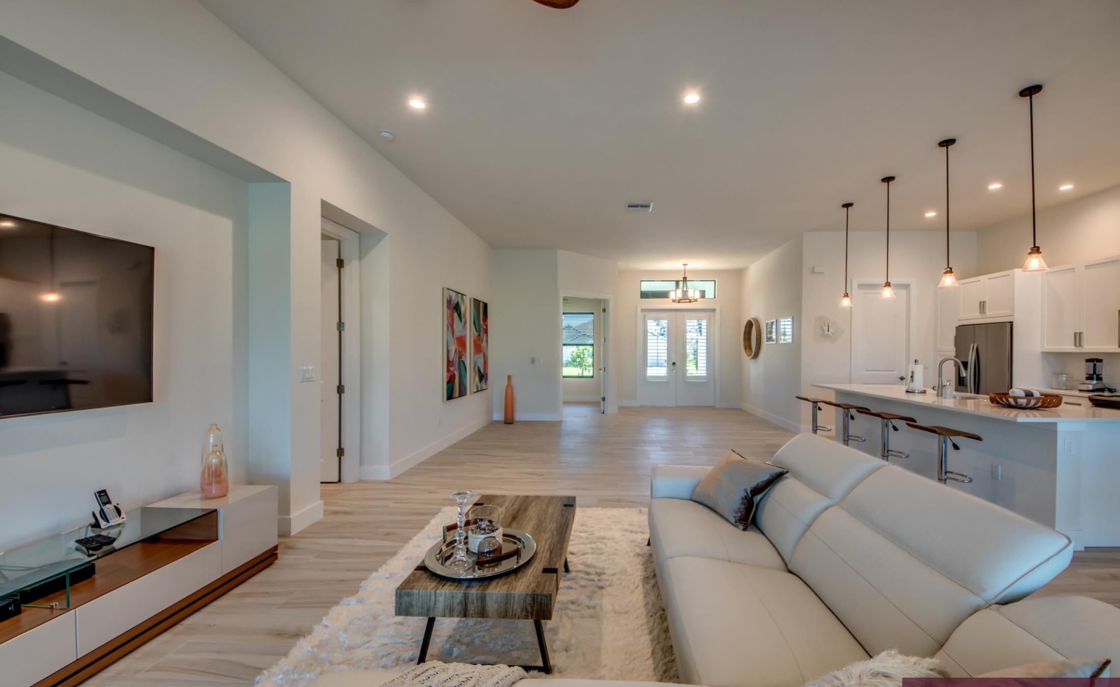 Pool mit Spa und Blick auf den Kanal bei Sonnenuntergang.