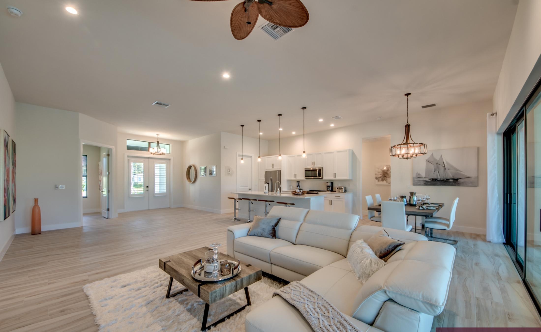 Pool- und Spa-Bereich mit Blick auf den Kanal bei Sonnenuntergang.