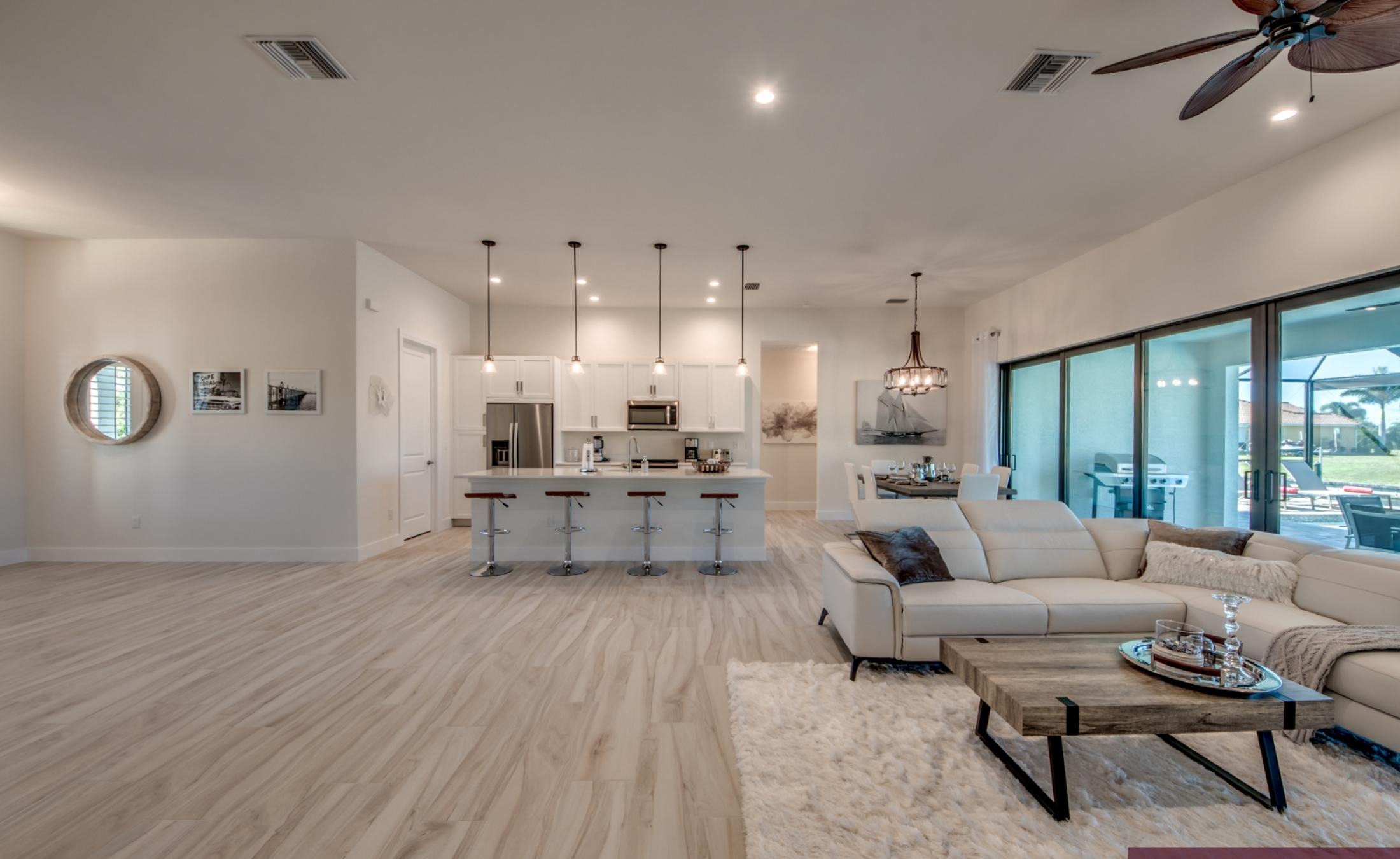 Pool- und Spa-Bereich mit Blick auf den Kanal und Bootsdock.