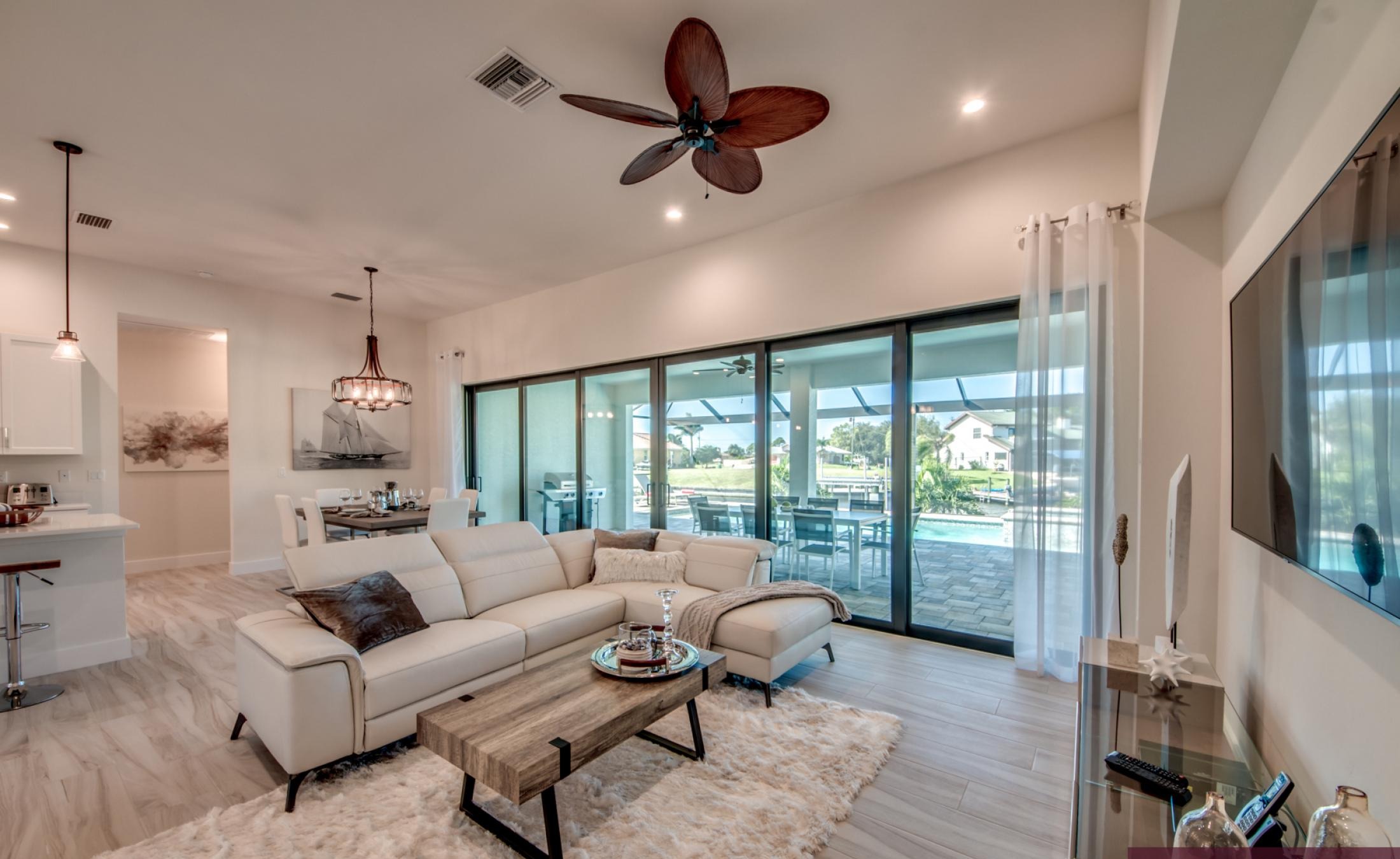 Pool- und Spa-Bereich mit Blick auf den Kanal bei Sonnenuntergang.