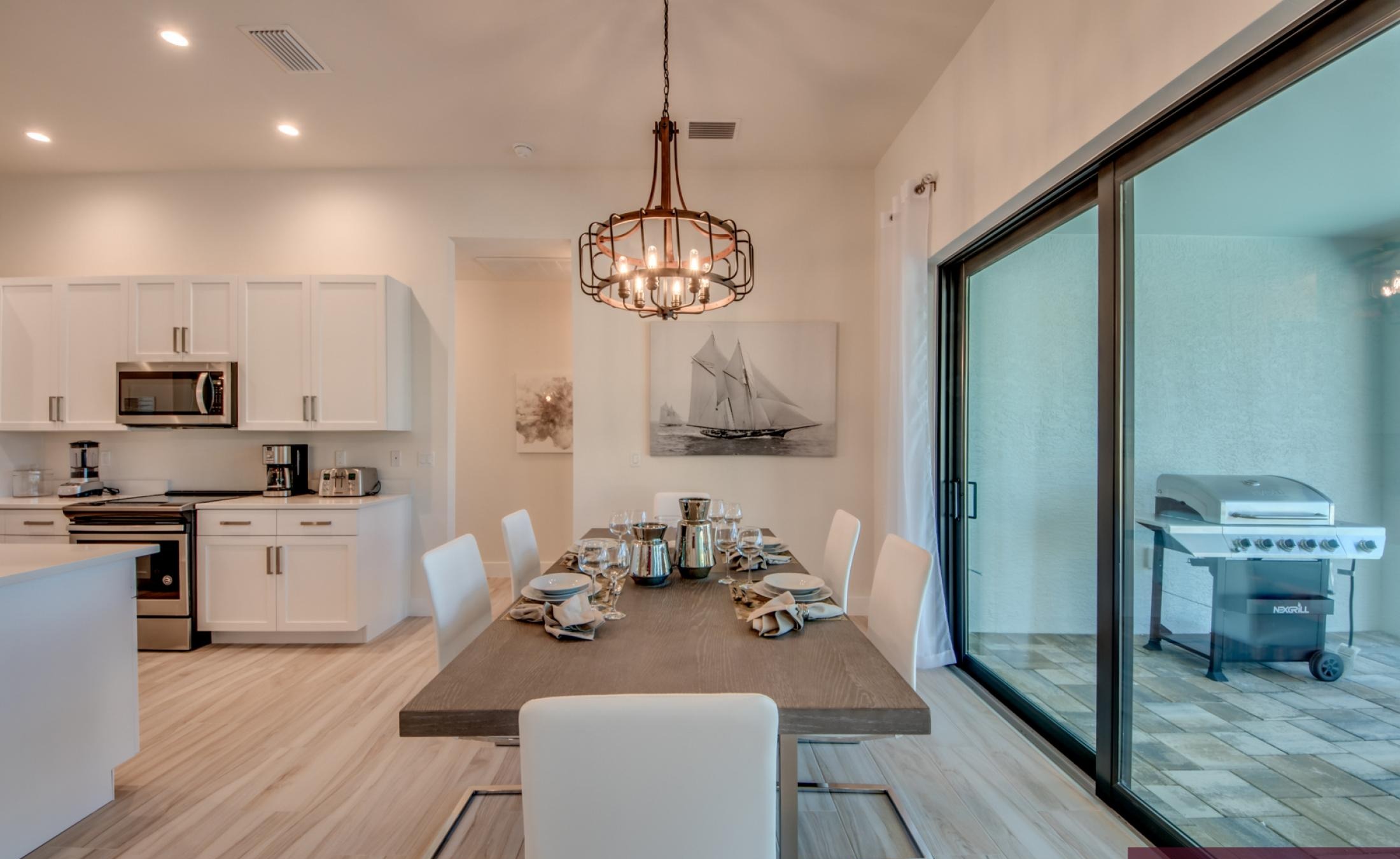 Pool- und Spa-Bereich mit Blick auf den Kanal und Bootsdock