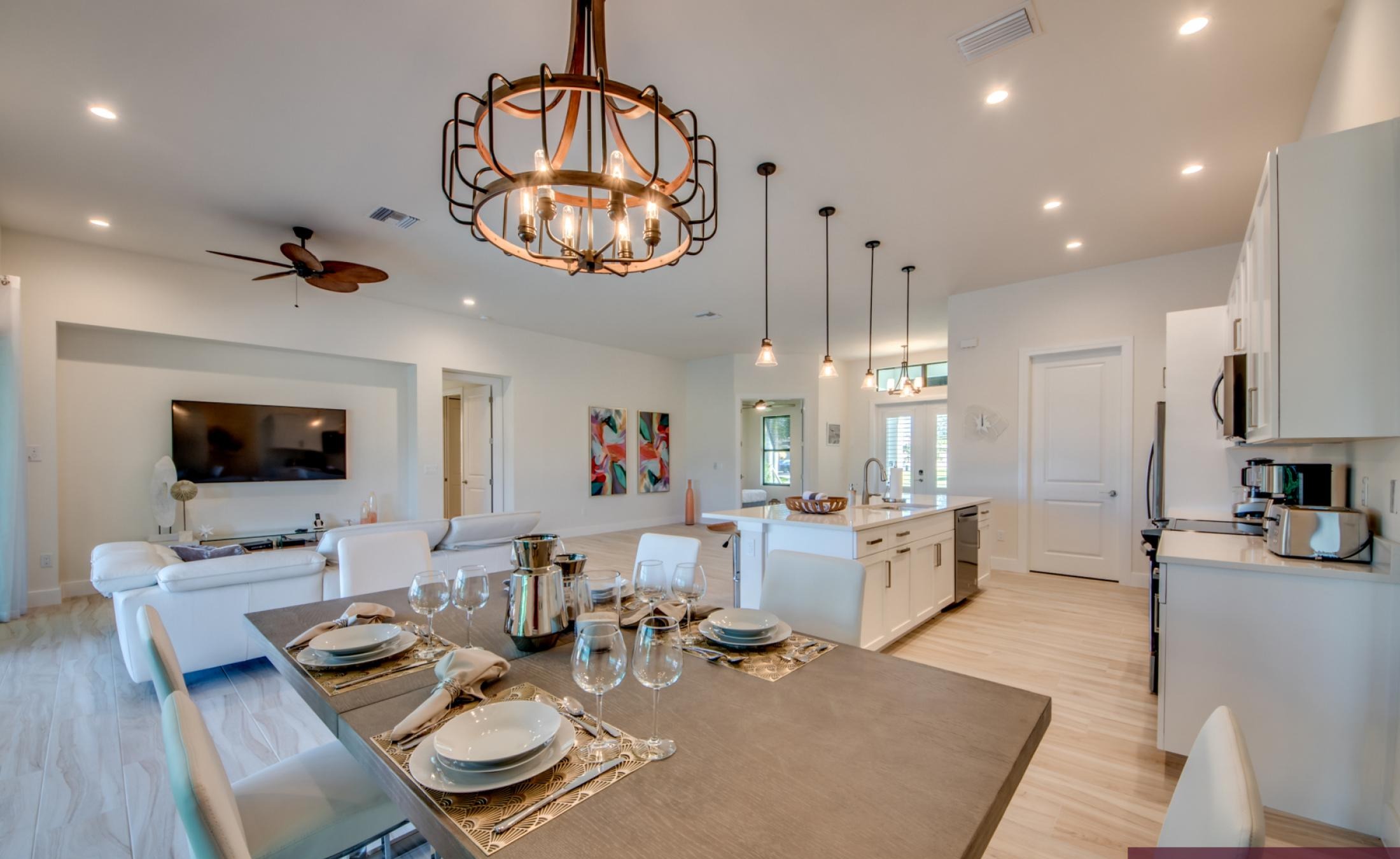 Pool- und Spa-Bereich mit Blick auf den Kanal bei Sonnenuntergang.