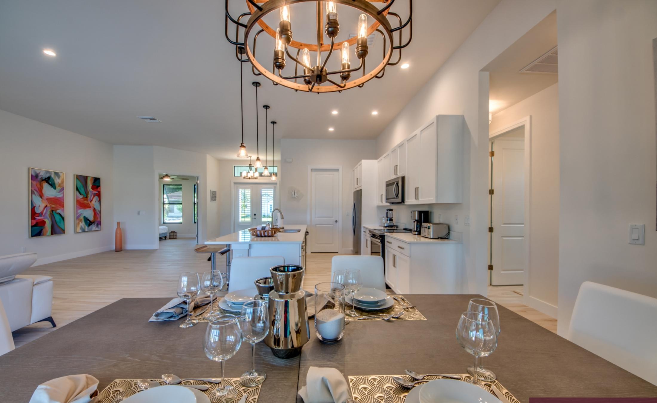 Moderne Villa am Kanal mit Pool und Spa in Westausrichtung.