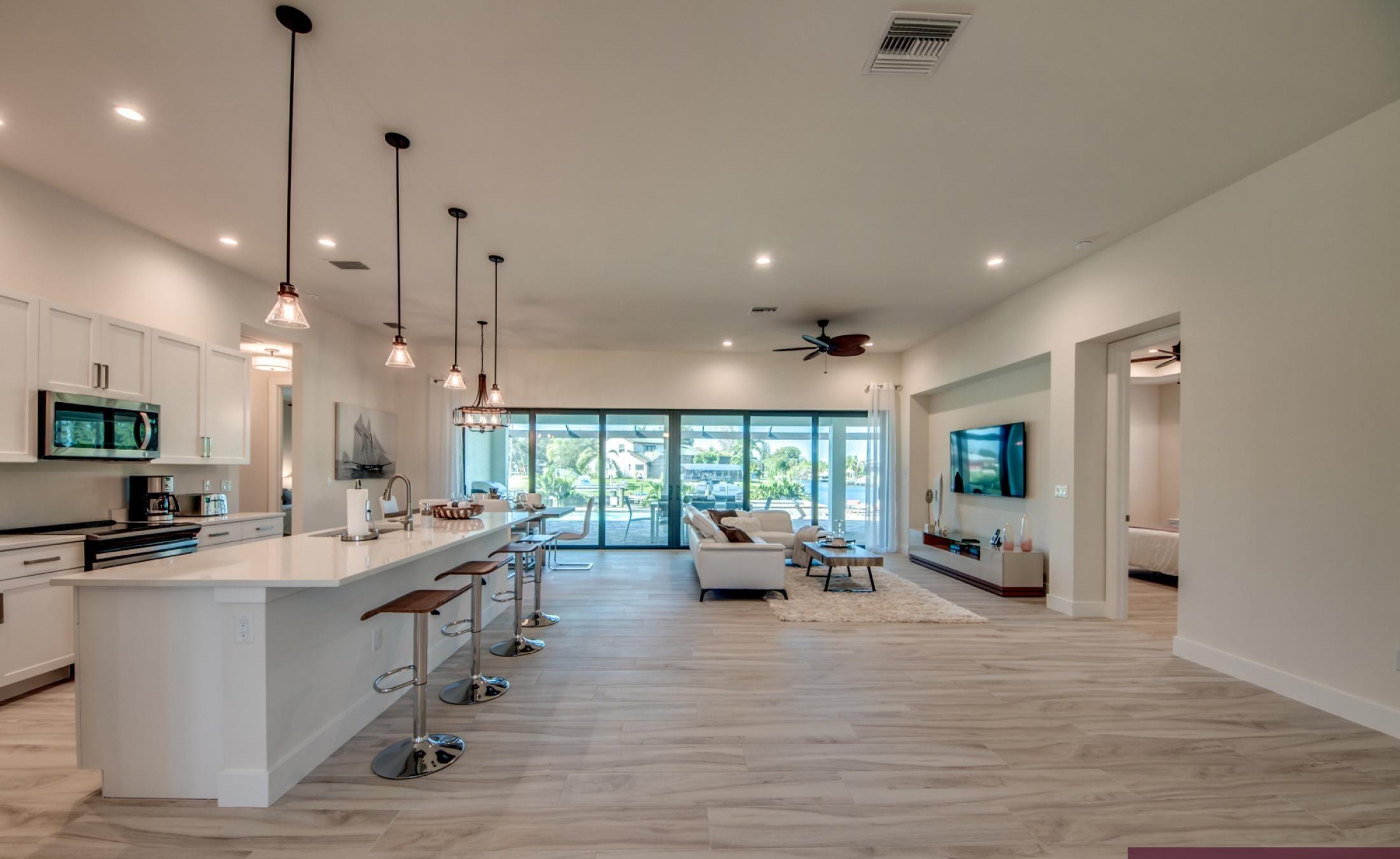 Pool- und Spa-Bereich mit Blick auf den Kanal und Bootsdock.