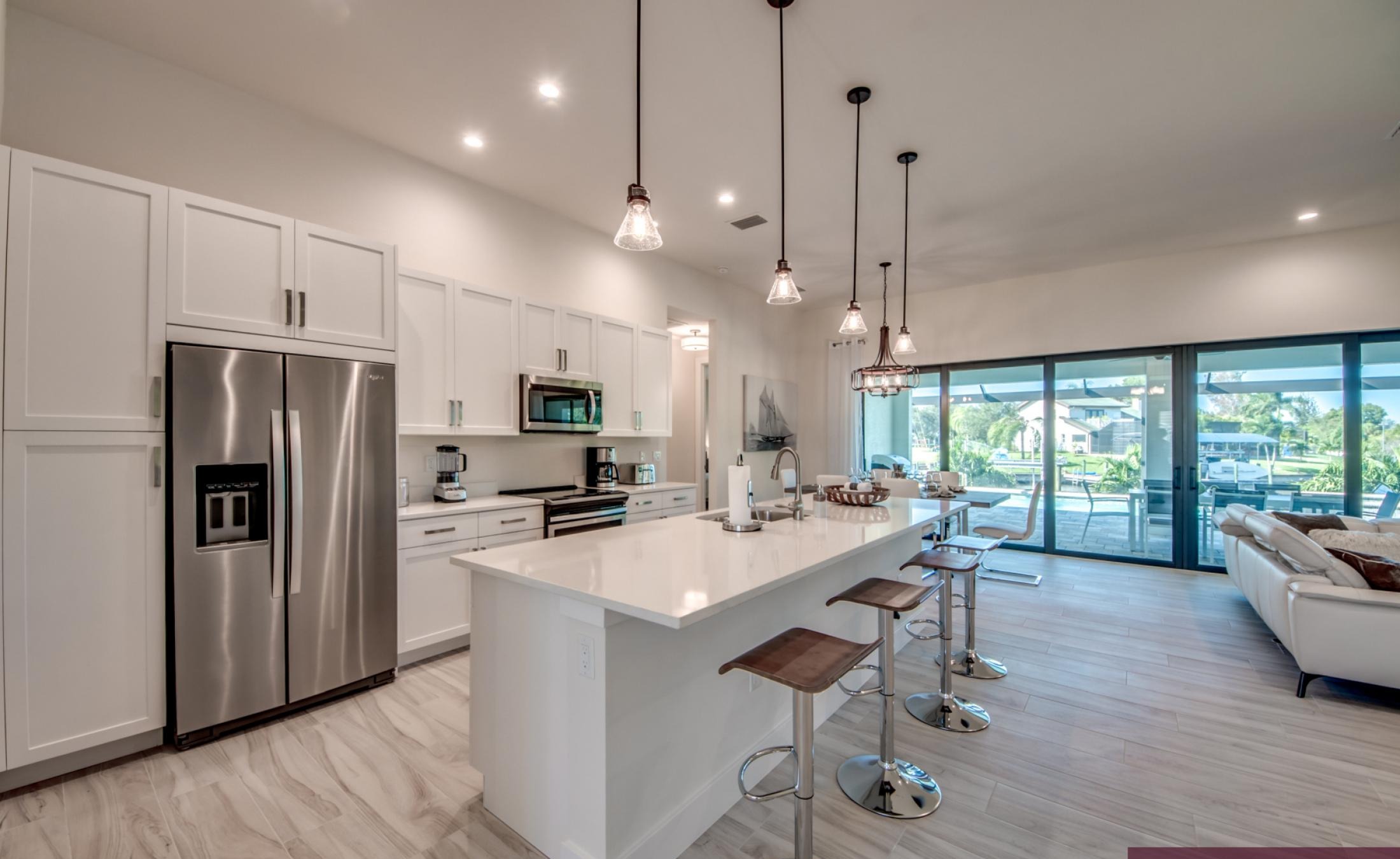 Pool- und Spa-Bereich mit Blick auf den Kanal bei Sonnenuntergang.