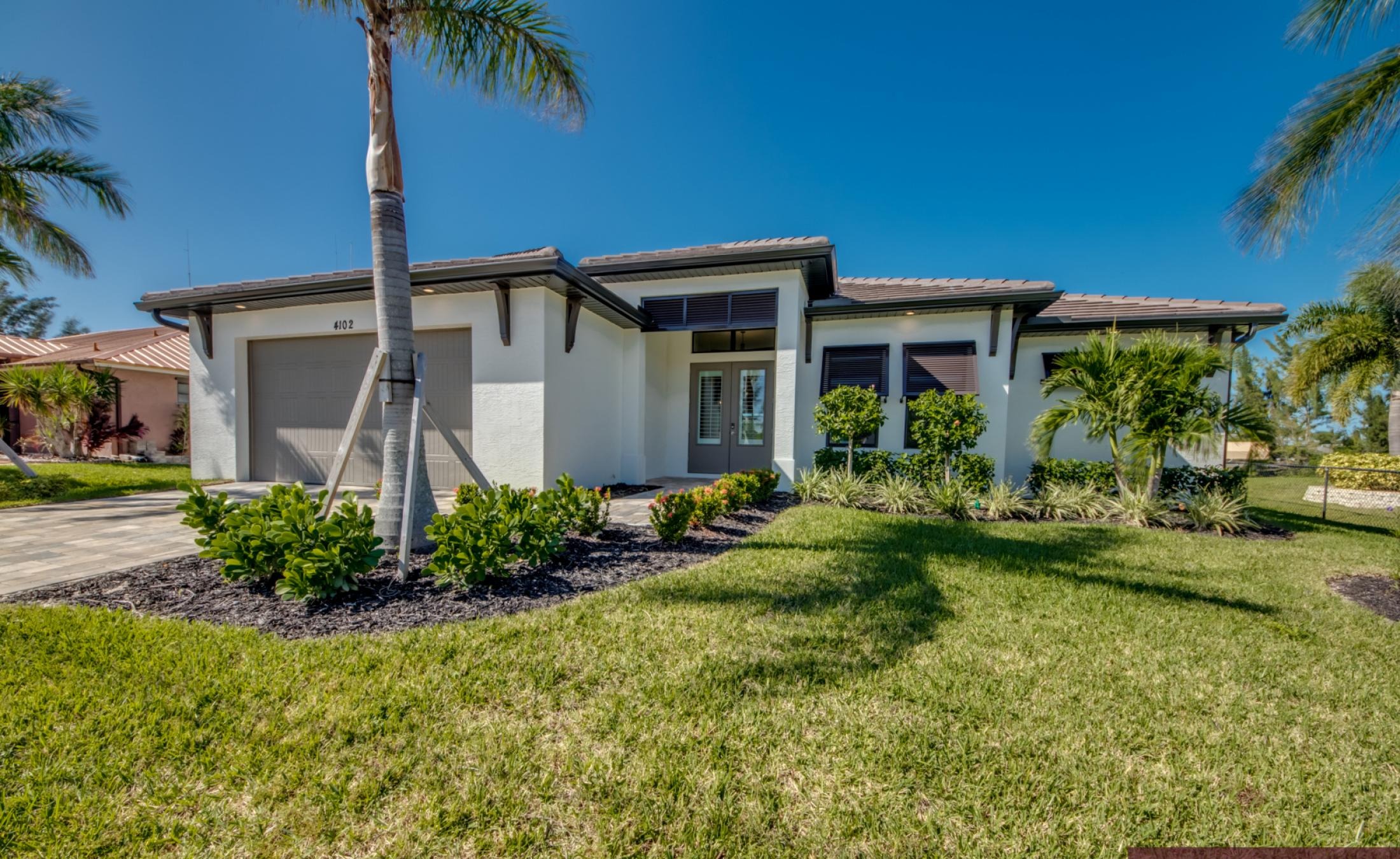 Moderne Villa am Kanal mit Pool und Spa in Cape Coral.