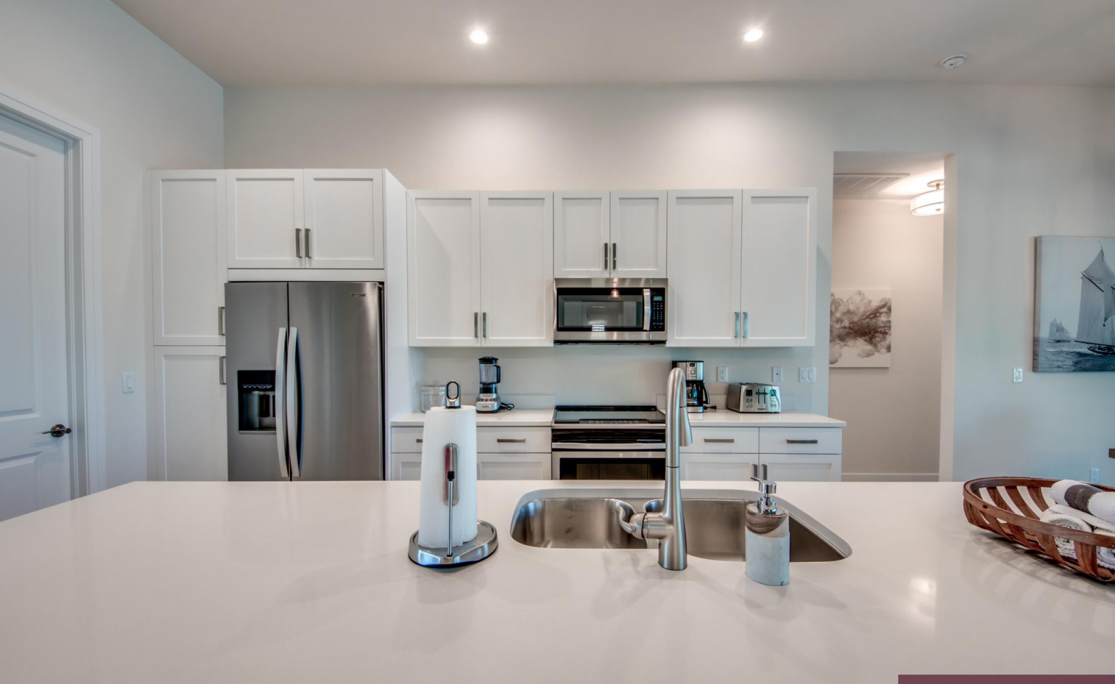 Pool- und Spa-Bereich mit Blick auf den Kanal und Bootsdock.