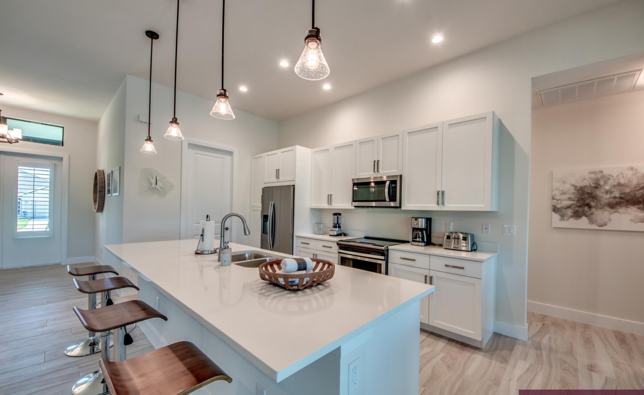 Pool- und Spa-Bereich mit Blick auf den Kanal und Bootsdock.