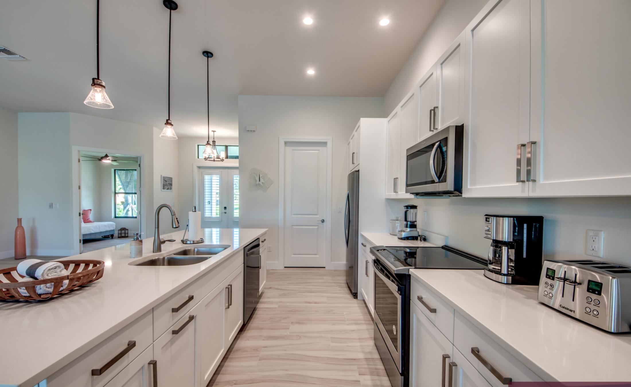 Pool- und Spa-Bereich mit Blick auf den Kanal und Bootsdock.