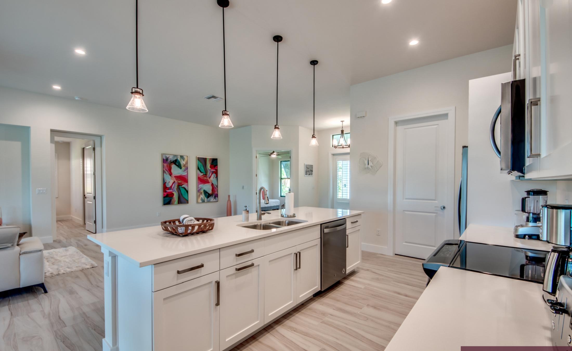 Pool- und Spa-Bereich mit Blick auf den Kanal bei Sonnenuntergang.