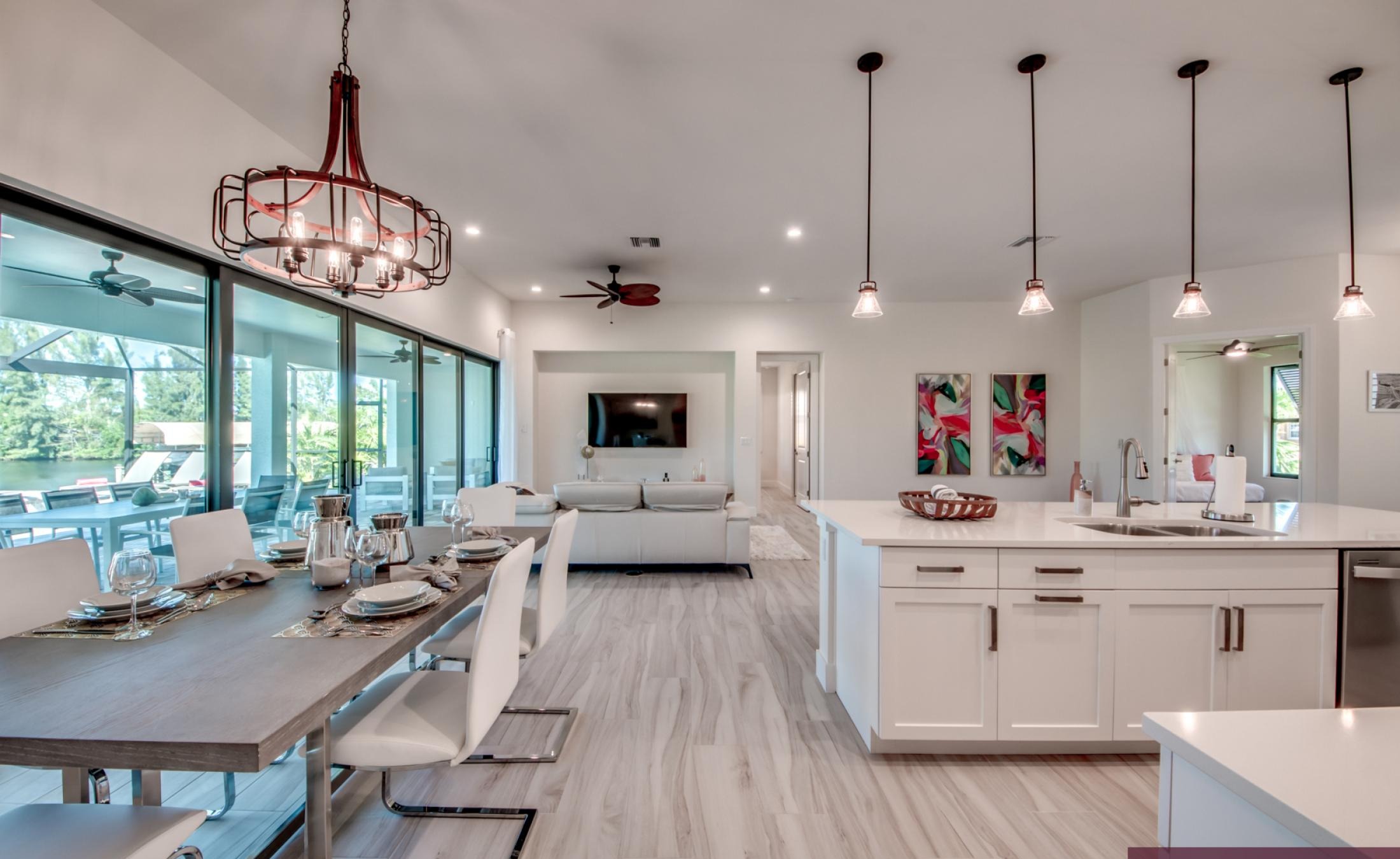 Pool- und Spa-Bereich mit Blick auf den Kanal bei Sonnenuntergang.