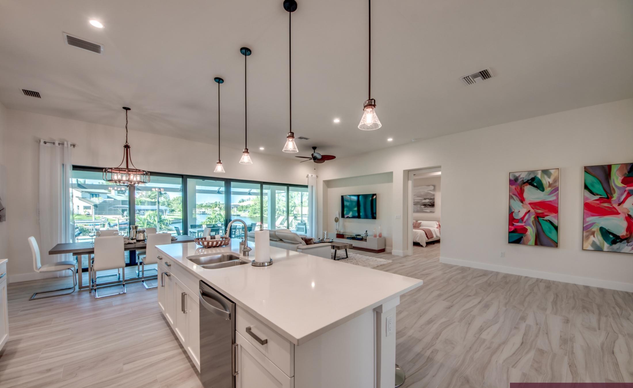 Außenansicht mit Pool und Spa am Kanal, mit Bootsdock und Bootslift.