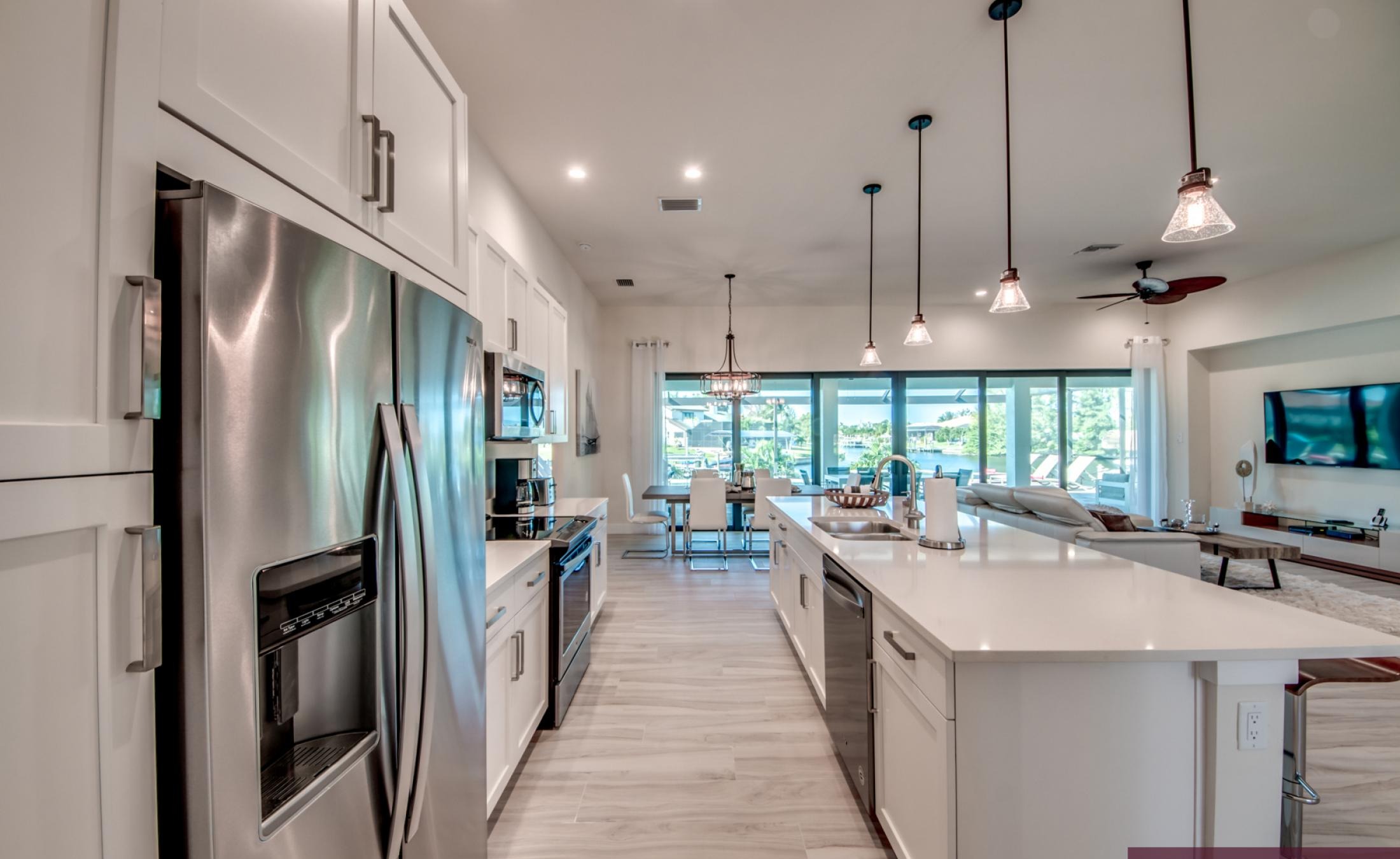 Außenbereich mit Pool und Spa am Kanal mit Bootsdock.