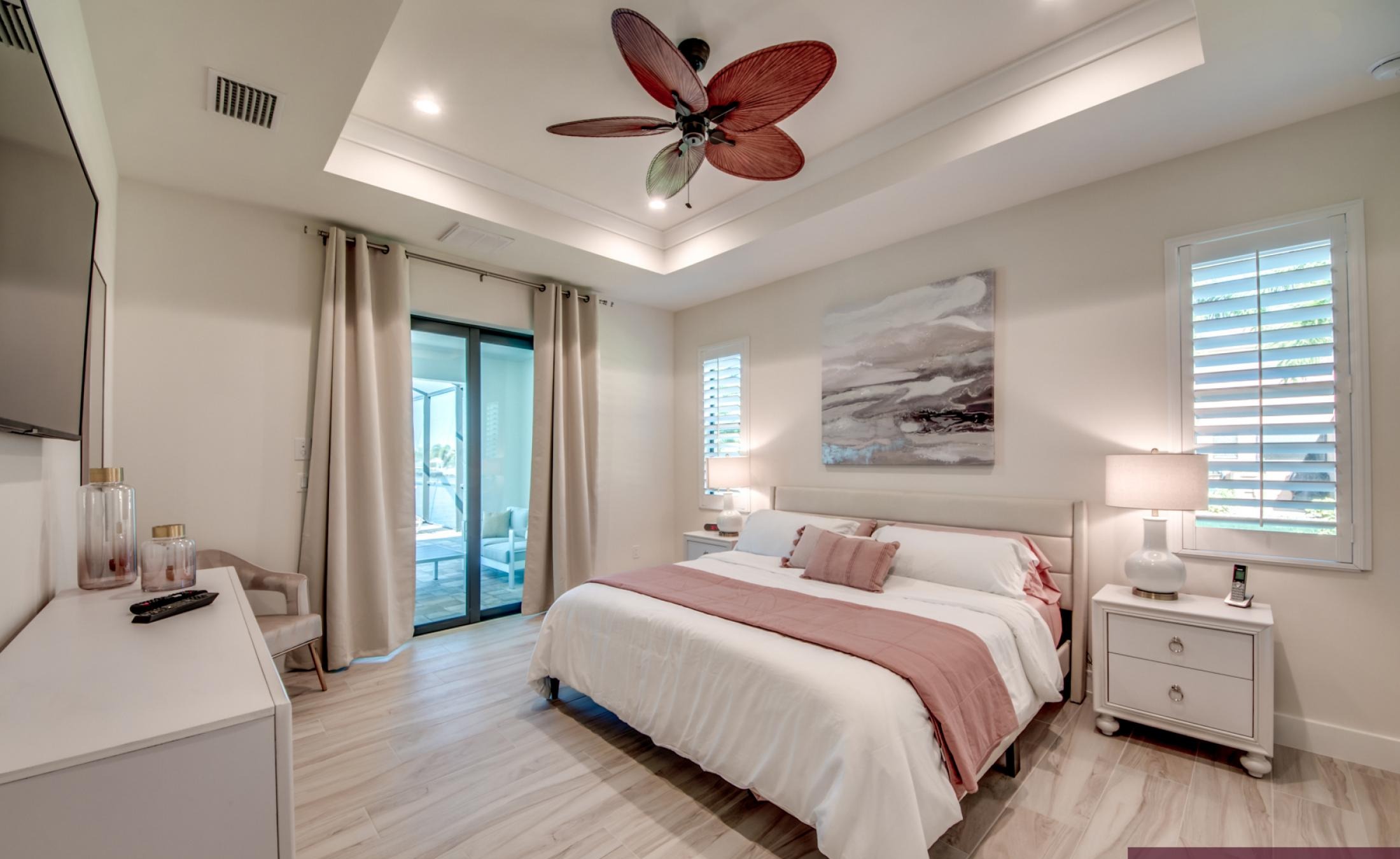 Pool- und Spa-Bereich am Kanal mit Bootsdock und Bootslift bei Sonnenuntergang.