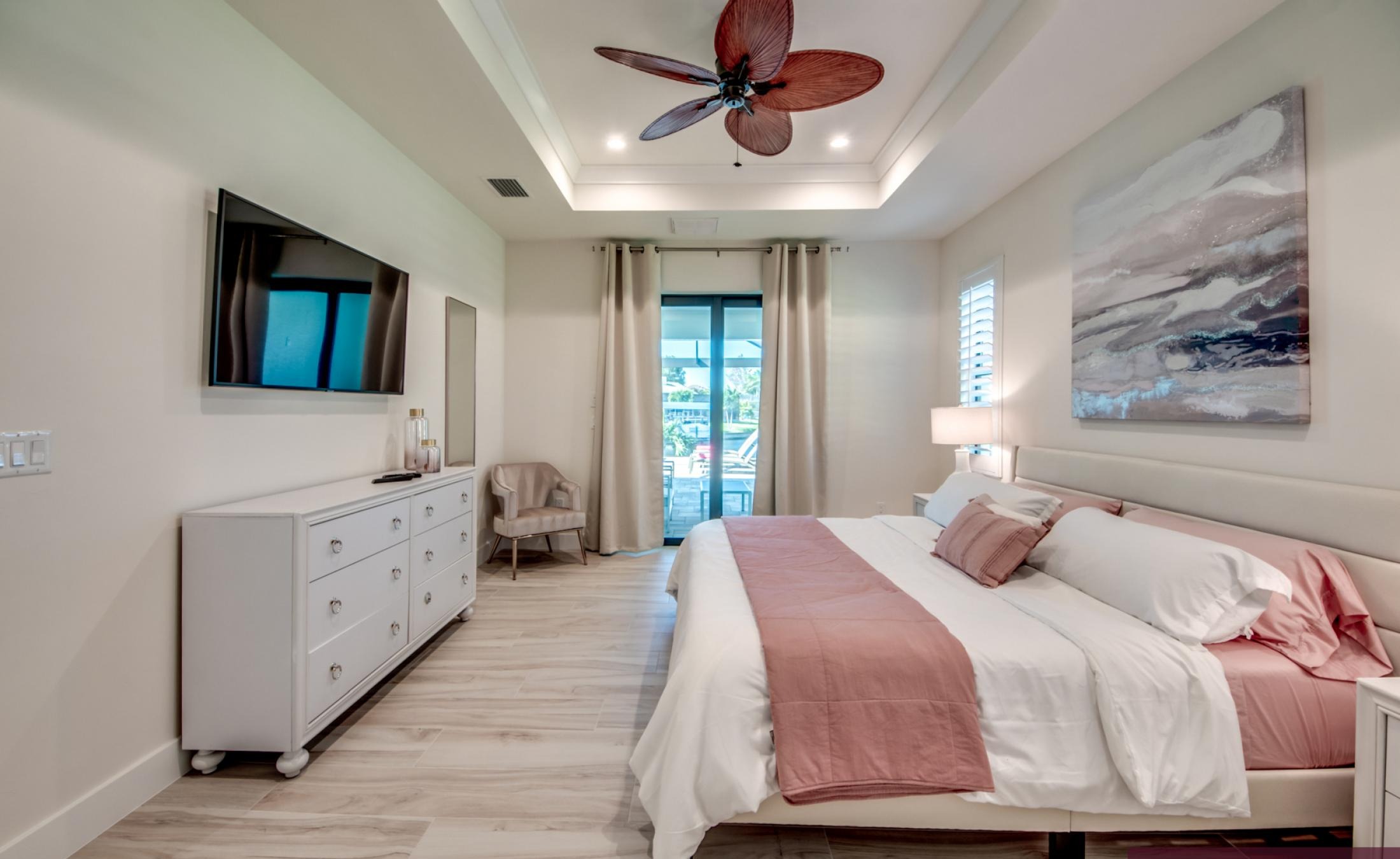 Pool- und Spa-Bereich mit Blick auf den Kanal bei Sonnenuntergang.