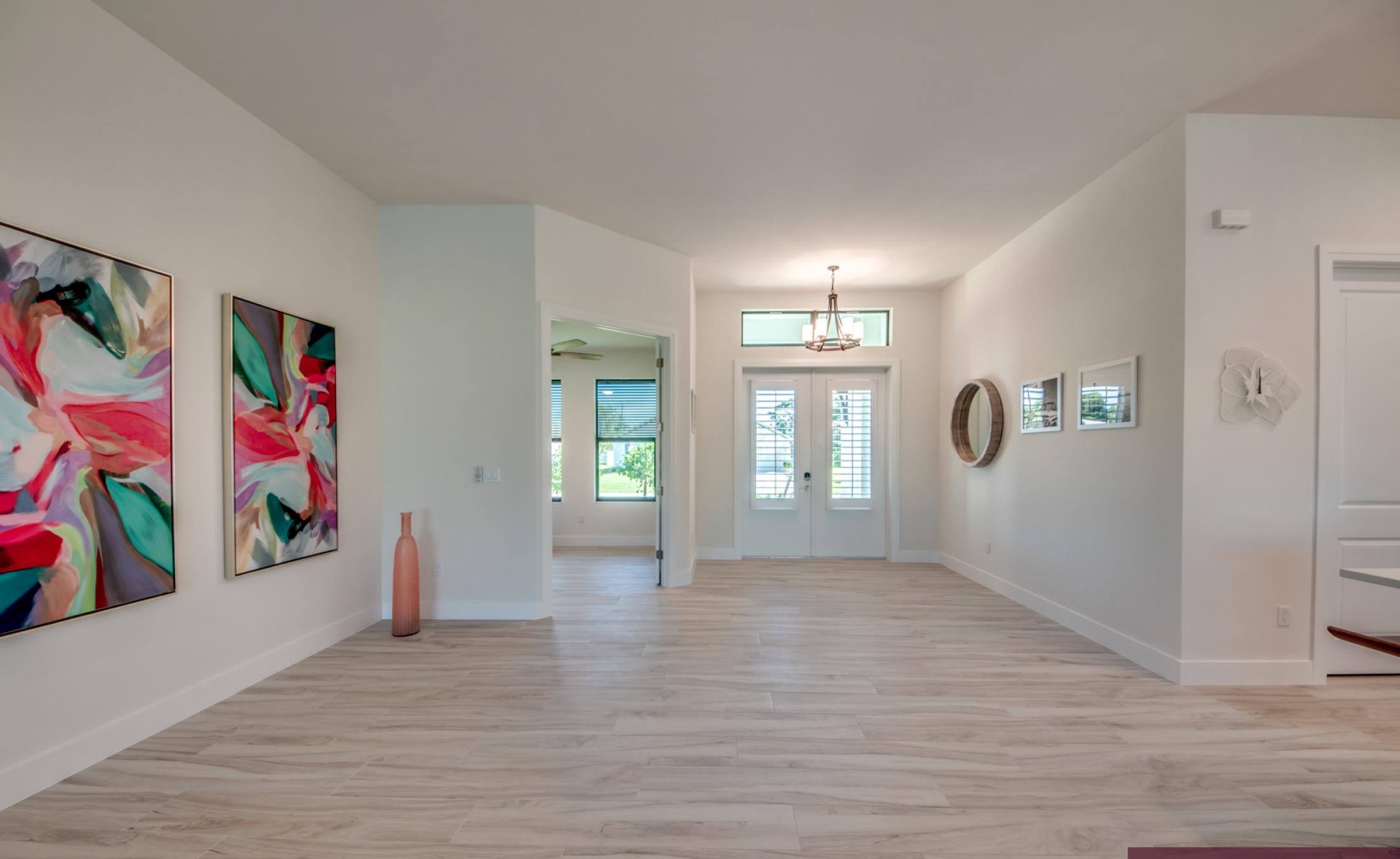 Moderne Villa am Kanal mit Pool und Spa in Westausrichtung.