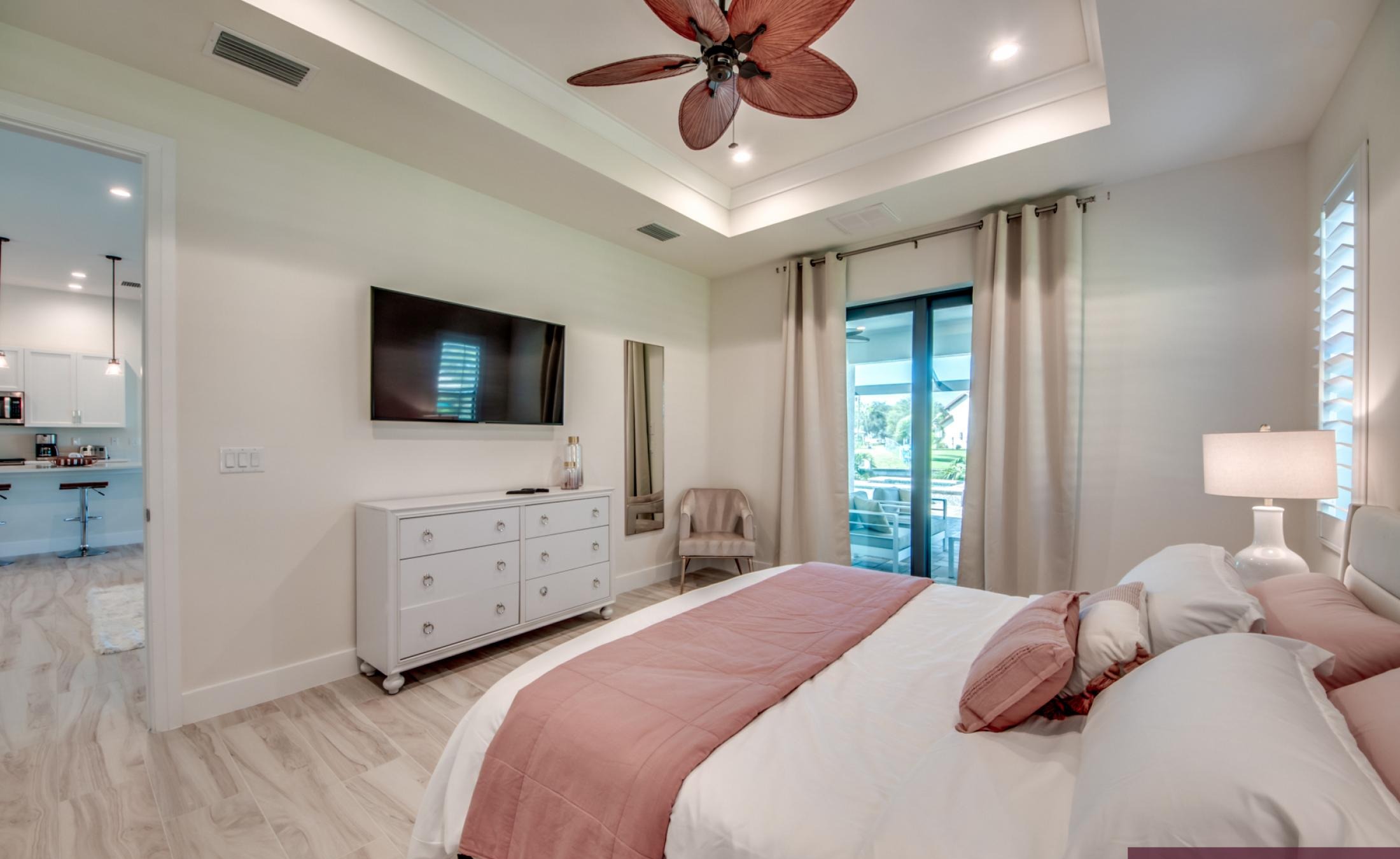 Pool- und Spa-Bereich am Kanal mit Bootsdock und Bootslift bei Sonnenuntergang.