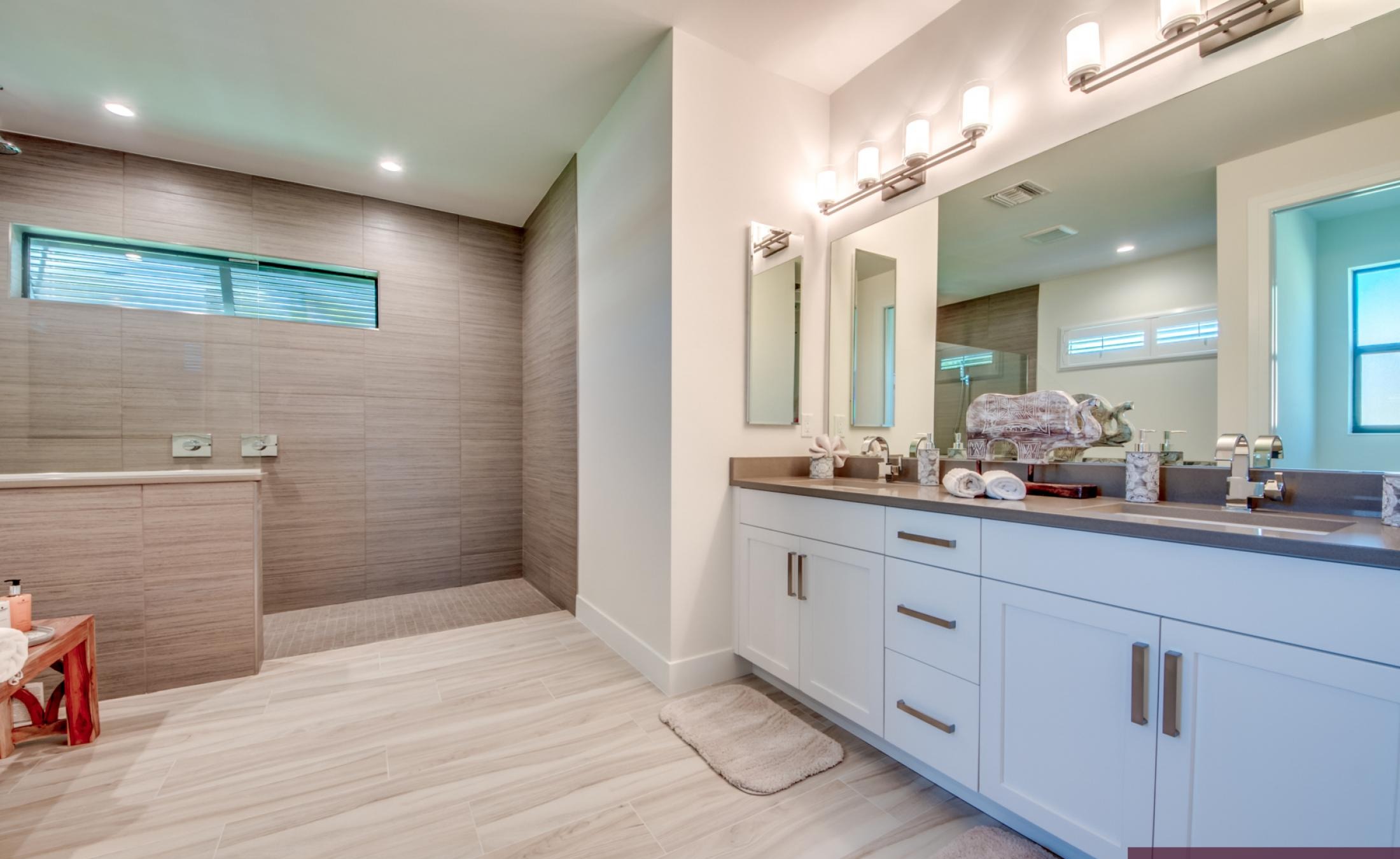 Außenansicht am Kanal mit Pool, Spa und Bootsdock.